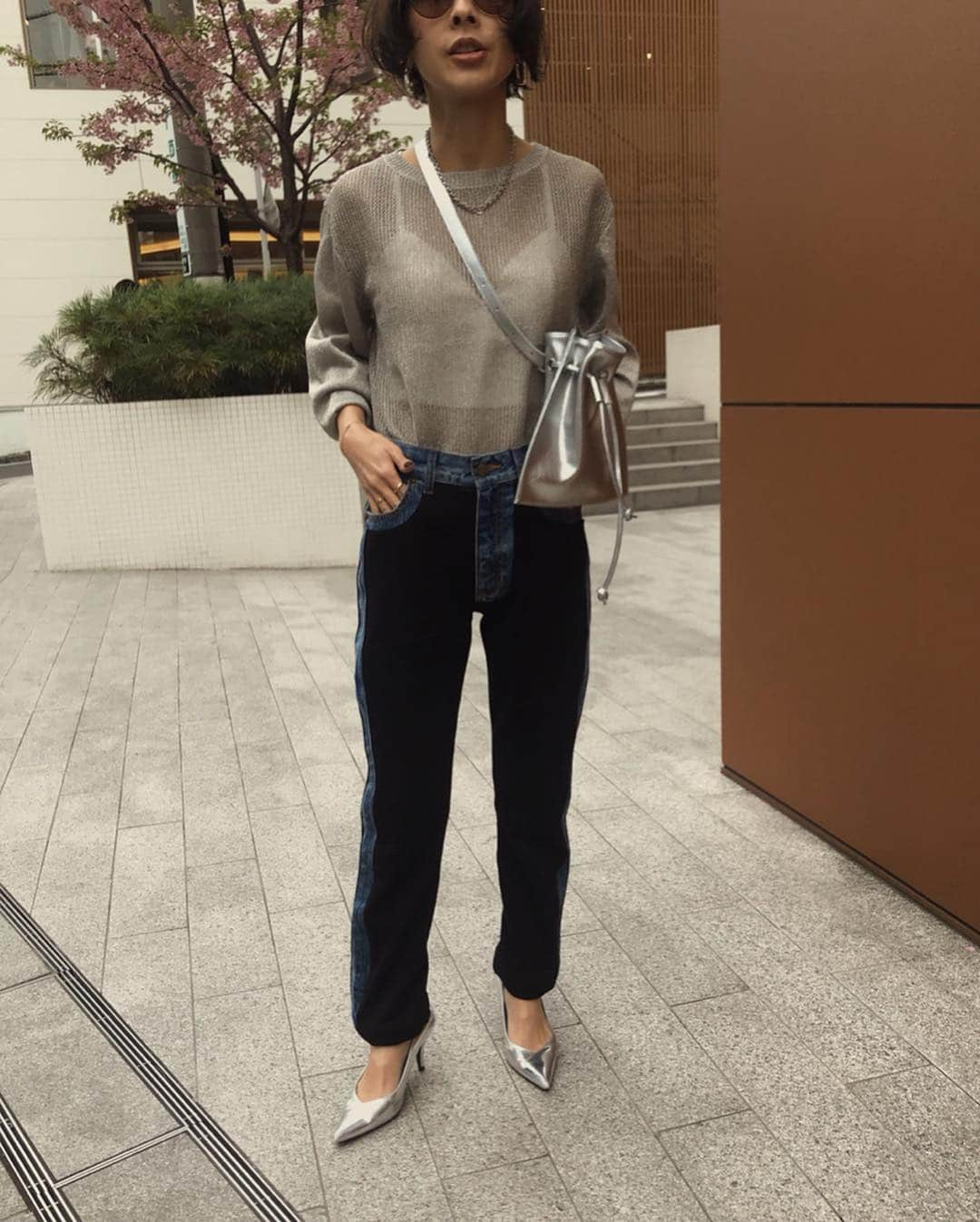 黒石奈央子さんのインスタグラム写真 - (黒石奈央子Instagram)「あめりふく。 . SPARKLE LAME KNIT ¥12900+tax 3/26 SWEAT COMBINATION DENIM ¥14800+tax 3/22 BAG  発売中 . 今年も出ました！ 激かわ異素材デニムドッキングパンツ♡ ブラックとグレーの二色展開。フロントと、バックは黒にしました！ サイズは24.25.26展開でこれは25で少し緩めに私は履いてます！ 24インチも履いてるのでまたアップするね！ .  @ameri_shinjuku @amerivintage @ameri_daikanyama #ameri#amerivintage #fashion #coordinate#ootd#outfit#osanposnap #705_outfit #大人ファッション #大人コーディネート #大人スタイル #modestyle #modefashion#modecasual」3月20日 18時46分 - blackstone705