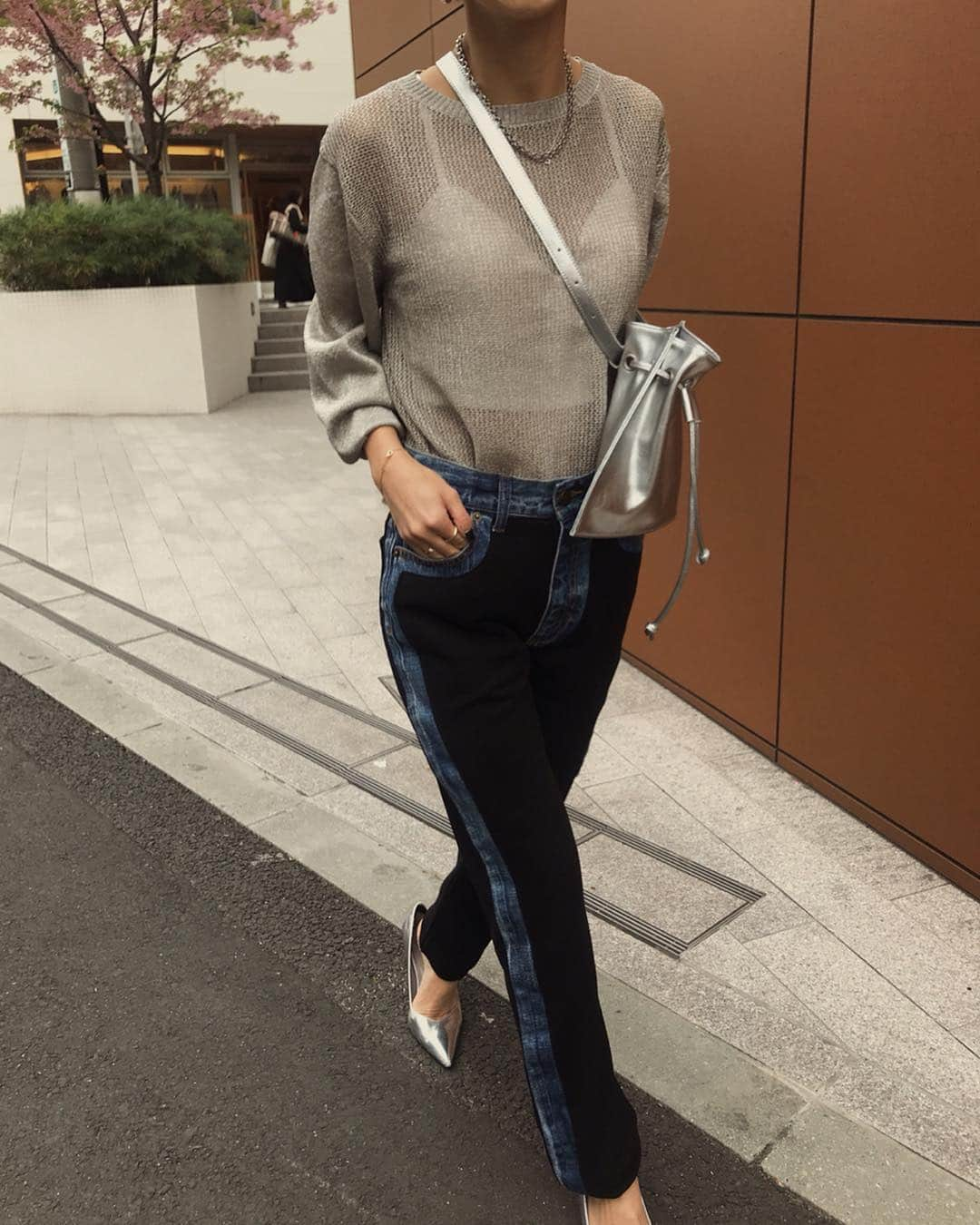 黒石奈央子さんのインスタグラム写真 - (黒石奈央子Instagram)「あめりふく。 . SPARKLE LAME KNIT ¥12900+tax 3/26 SWEAT COMBINATION DENIM ¥14800+tax 3/22 BAG  発売中 . 今年も出ました！ 激かわ異素材デニムドッキングパンツ♡ ブラックとグレーの二色展開。フロントと、バックは黒にしました！ サイズは24.25.26展開でこれは25で少し緩めに私は履いてます！ 24インチも履いてるのでまたアップするね！ .  @ameri_shinjuku @amerivintage @ameri_daikanyama #ameri#amerivintage #fashion #coordinate#ootd#outfit#osanposnap #705_outfit #大人ファッション #大人コーディネート #大人スタイル #modestyle #modefashion#modecasual」3月20日 18時46分 - blackstone705