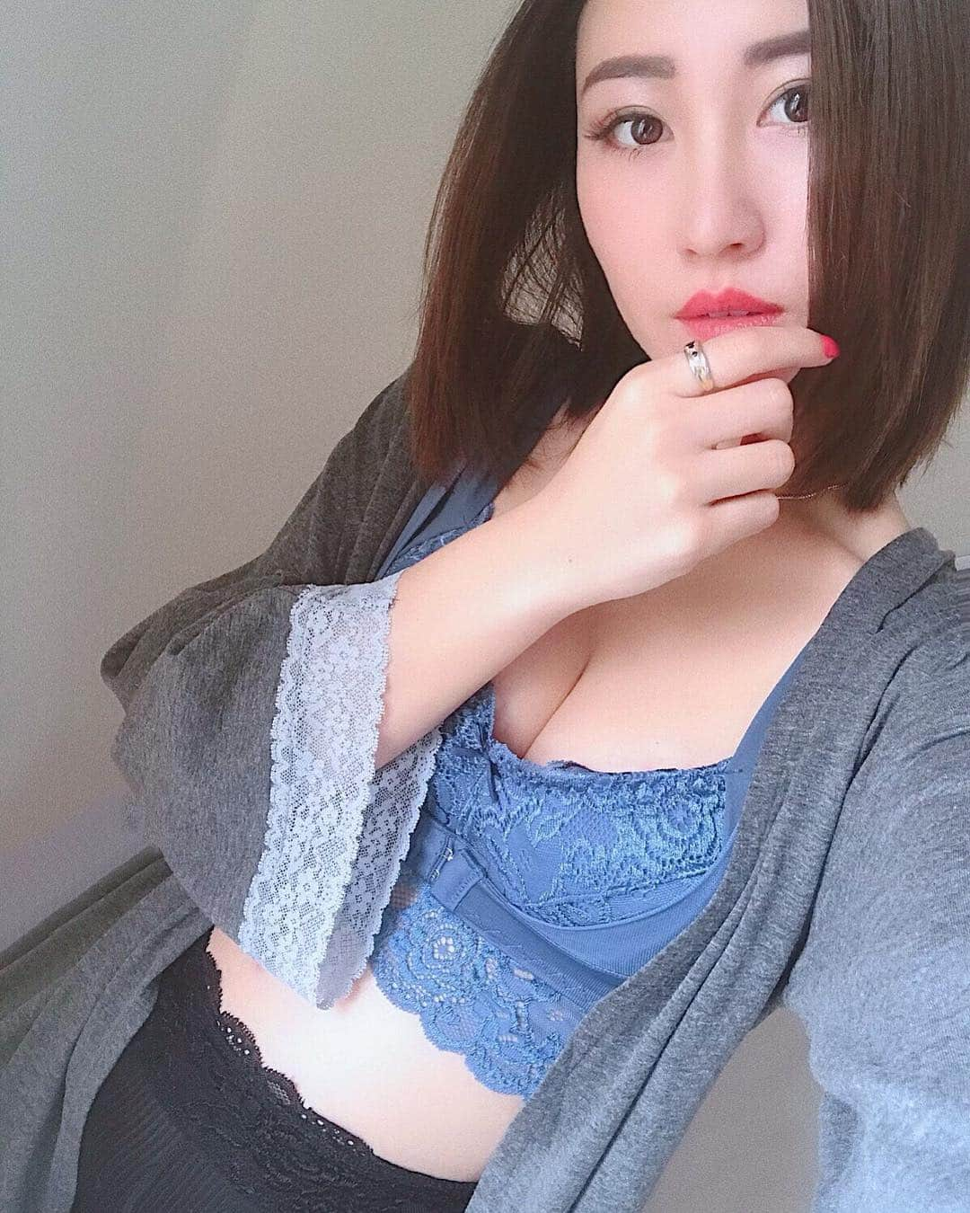 Ayaさんのインスタグラム写真 - (AyaInstagram)「@roombra 👙 新しいcolour💙💙💙 スパッツは「太もも」「ヒップ」「骨盤まわり」 のきになる部分をキュッと引き締めてくれるっ😊✨ . .  #ふんわりルームブラ #アンジェリール #angellir #キュッとふんわりスパッツ#ルームブラ#むくみ予防 #ダイエット#骨盤矯正」3月20日 18時48分 - aya__fit