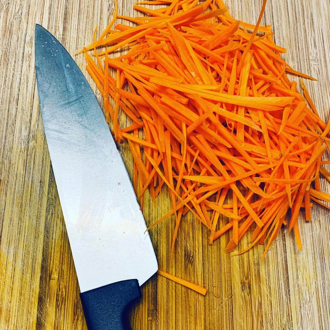 ボーイ・ジョージさんのインスタグラム写真 - (ボーイ・ジョージInstagram)「Get those carrots thin like a supermodel. An old #Macrobiotic trick. These will transform the taste of your salad. The #Japanese know all about presentation!  #food #vegan #veggie」3月20日 18時51分 - boygeorgeofficial