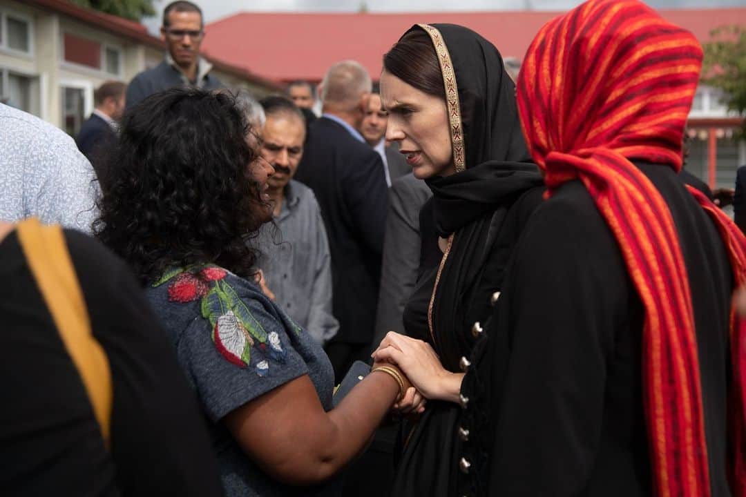 ルモンドさんのインスタグラム写真 - (ルモンドInstagram)「Jacinda Ardern, coiffée d’un voile en signe de solidarité, le 16 mars à Christchurch. Mardi, la première session du Parlement depuis l’attaque terroriste qui a fait 50 morts et autant de blessés, a été ouverte par des prières musulmanes chantées en arabe par un imam. La première ministre a salué l’Assemblée d’un « Salam aleikum » (« que la paix soit avec vous ») solennel, qu’elle a répété en anglais. Elle refuse de citer le nom du tueur australien, afin de ne pas contribuer à la notoriété à laquelle il aspirait. Après avoir rappelé que le pays de 4,8 millions d’habitants compte 200 ethnies et 160 langues, elle a conclu : « Nous sommes un, ils sont nous », et a répété la même idée en maori : « Tatau, Tatau ». -  Photo : Marty Melville / AFP (@afpphoto) - #NZ #Christchurch」3月20日 19時03分 - lemondefr