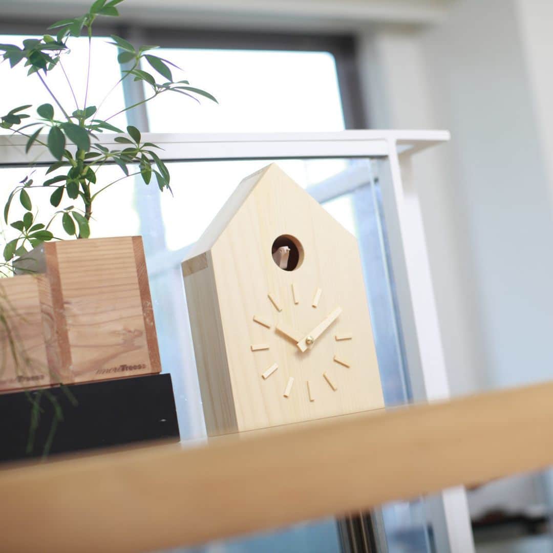 FLYMEeさんのインスタグラム写真 - (FLYMEeInstagram)「#moretreesdesign #moretrees #FLYMEe #naturaldesign #naturalinterior #livstagrammer #mygoodroom #interiorlove #cuckooclock #clocks #homeaccents #productdesign #モアトゥリーズデザイン #モアトゥリーズ #フライミー #深澤直人 #森林保全 #森林保護 #鳩時計 #時計 #置時計 #モミの木 #ナチュラルインテリア #インテリア雑貨 #インテリア小物 #インテリア #インテリアデザイン #インテリアコーデ #インテリアコーディネート #空間デザイン」3月20日 19時02分 - flymee_official