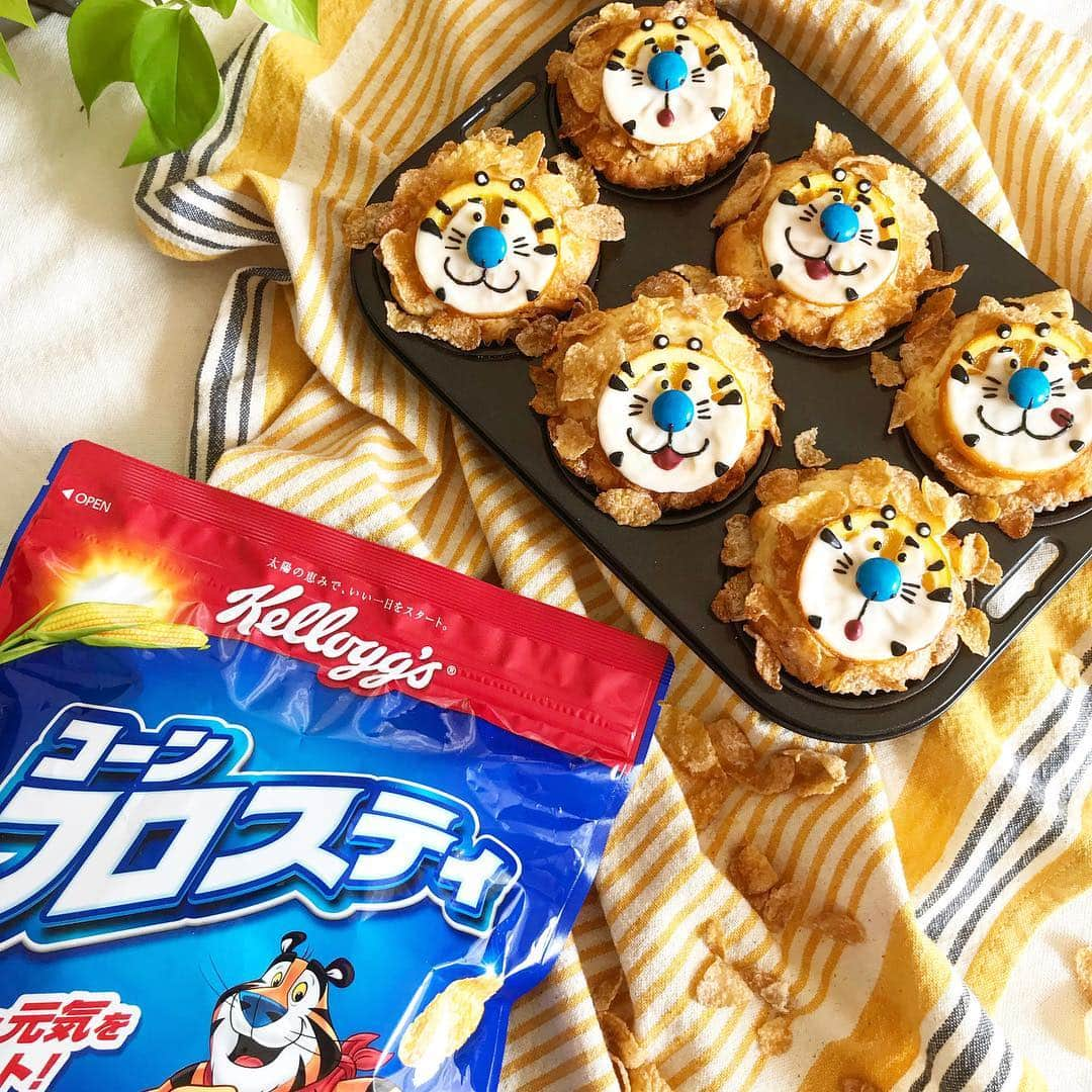 ケロッグ(Kellogg's)公式さんのインスタグラム写真 - (ケロッグ(Kellogg's)公式Instagram)「.﻿﻿ いろんな表情のトニーが可愛くて﻿﻿ 食べるのがもったいない！！！💛﻿ ﻿ 今日は#コーンフロスティ を使った﻿﻿ 『トニー・ザ・タイガーのコーンフロスティオレンジマフィン』をご紹介🐯﻿ ﻿ ~~~~~~~~~~﻿﻿ 【材料】マフィン型6個分﻿﻿ コーンフロスティ...20g﻿﻿ 無塩バター...80g﻿﻿ 薄力粉...150g﻿﻿ ベーキングパウダー...5g﻿﻿ グラニュー糖...70g﻿﻿ 溶き卵...Mサイズ1個﻿﻿ 牛乳...60g﻿﻿ オレンジのシロップ漬け(缶詰)...50g﻿﻿ 飾り用オレンジのシロップ漬け...6枚﻿﻿ チョコペン(白・黒・黄・赤)...各1本﻿﻿ 青いチョコ(鼻)...6粒﻿﻿ ~~~~~~~~~~﻿﻿ 【作り方】﻿﻿ ①無塩バターは室温にもどしておく。﻿﻿ 薄力粉とベーキングパウダーは合わせてふるう。﻿﻿ .﻿﻿ ②オーブンを180℃に予熱する。﻿﻿ 室温に戻した無塩バターを滑らかになるまで泡だて器で混ぜ、グラニュー糖を加えてふんわりとするまで更に混ぜる。﻿﻿ .﻿﻿ ③溶き卵を3回に分けて加え、その都度よく混ぜ合わせる。ふるった薄力粉とベーキングパウダーを加えて、ゴムベラでさっくり混ぜ合わせる。﻿﻿ .﻿﻿ ④牛乳を加えて混ぜ合わせ、粗みじんに切ったオレンジのシロップ煮を加えてざっと混ぜる。﻿﻿ .﻿﻿ ⑤マフィン型にグラシンケースを入れ、出来上がった生地をスプーンですくって分け入れる。コーンフロスティとオレンジのシロップ煮を上にのせる。﻿﻿ 180℃に予熱したオーブンで、約30分程焼く。﻿﻿ .﻿﻿ ⑥湯煎で溶かしておいたチョコペンでトニー・ザ・タイガーのパーツを描いて、チョコが乾いたら完成！﻿﻿ ~~~~~~~~~~﻿﻿ ﻿ 一口食べれば、ほっと心落ち着く手作りマフィン☺﻿﻿ ﻿ コーンフロスティの部分サクサクでいいアクセントになるんです♪﻿﻿ ﻿ 焼きたてカリカリのうちに食べるのがおすすめ！🌟﻿ .﻿﻿ .﻿﻿ .﻿﻿ #ケロッグ  #kelloggs  #コーンフロスティ #トニー #トニーザタイガー﻿﻿ #マフィン #マフィン作り #マフィン型 #手作りマフィン #デコスイーツ﻿﻿ #キャラフード #キャラスイーツ #おやつタイム #おやつの時間﻿﻿ #クッキングラム #アレンジレシピ #オレンジマフィン #焼き菓子の輪﻿﻿ #パティシエカメラ部パン課 #デリスタグラマー #手作りお菓子﻿﻿ #手作りスイーツ #手作りおやつ #アレンジレシピ #クッキングラム﻿﻿ #簡単アレンジ #スイーツ女子 #スイーツデコ #muffin #characterfood」3月20日 19時02分 - kellogg_japan_official