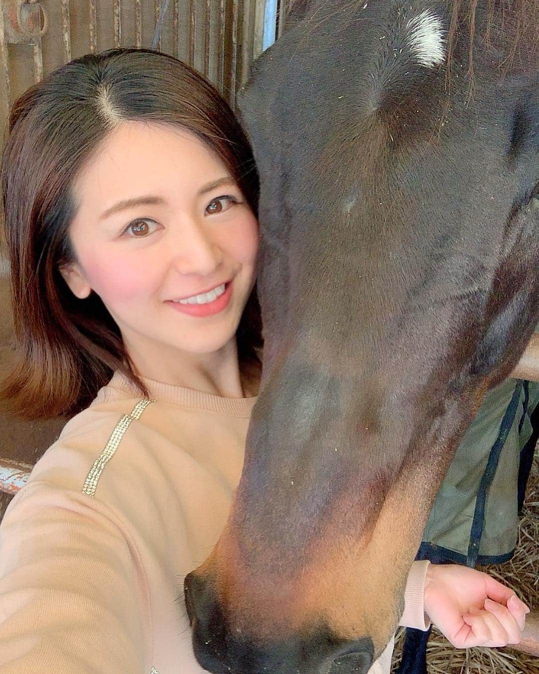 吉村優さんのインスタグラム写真 - (吉村優Instagram)「ポカポカ陽気🌸 * 一気に初夏の陽気で 乗馬日和でした🏇♡ * 今年度乗り納めだからって、、 写真撮りすぎた〜〜😂🏇🙋 本当癒される🥺😍🥺 * 千葉の桜🌸見ごろでしたよ〜🍡 明日は東京の開花宣言かな、🤔 * #癒しタイム #朝活 #乗馬 #馬  #horse #horseriding #horsetherapy  #桜 #満開 #cherryblossom」3月20日 19時02分 - yuyoshimura87