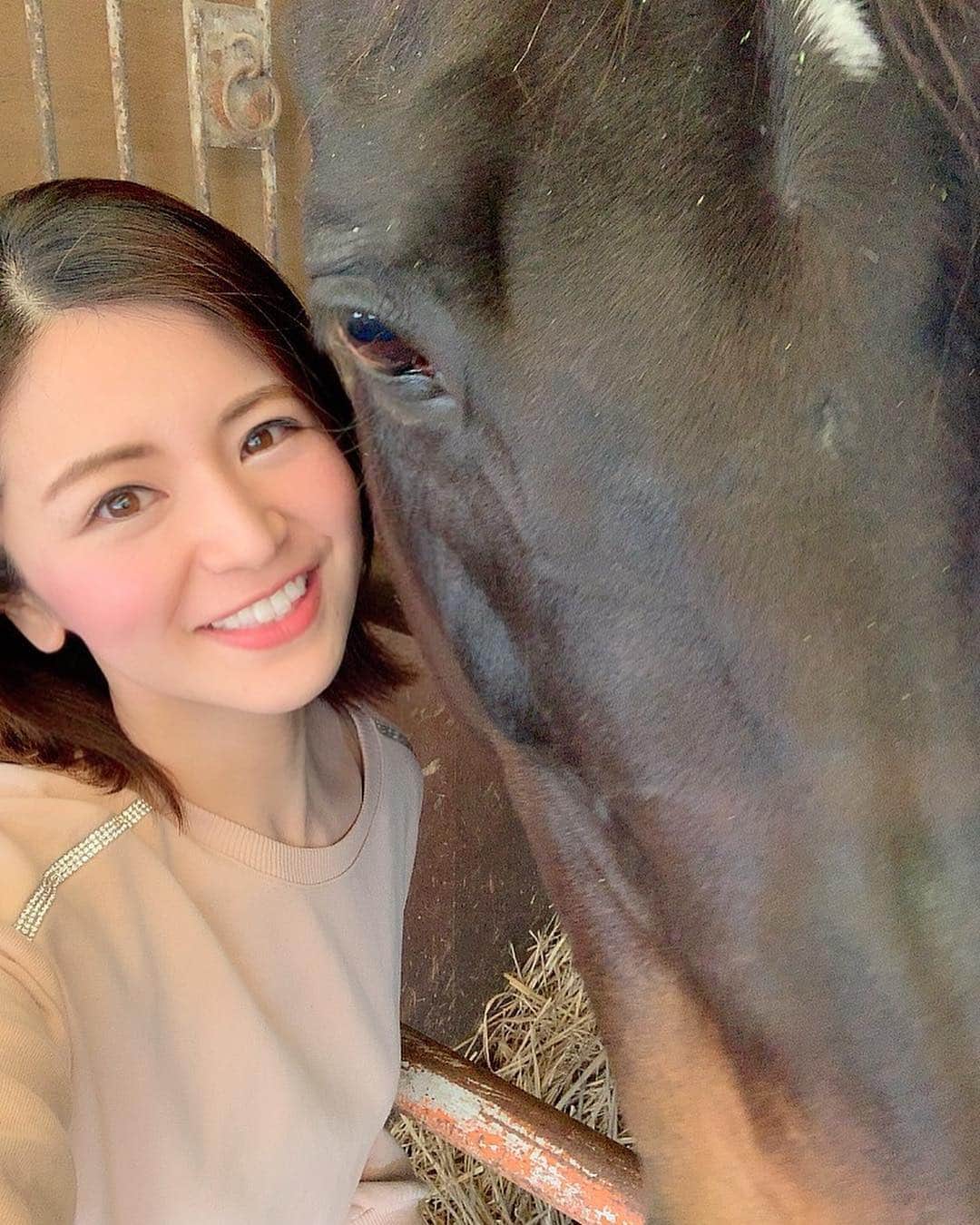 吉村優さんのインスタグラム写真 - (吉村優Instagram)「ポカポカ陽気🌸 * 一気に初夏の陽気で 乗馬日和でした🏇♡ * 今年度乗り納めだからって、、 写真撮りすぎた〜〜😂🏇🙋 本当癒される🥺😍🥺 * 千葉の桜🌸見ごろでしたよ〜🍡 明日は東京の開花宣言かな、🤔 * #癒しタイム #朝活 #乗馬 #馬  #horse #horseriding #horsetherapy  #桜 #満開 #cherryblossom」3月20日 19時02分 - yuyoshimura87