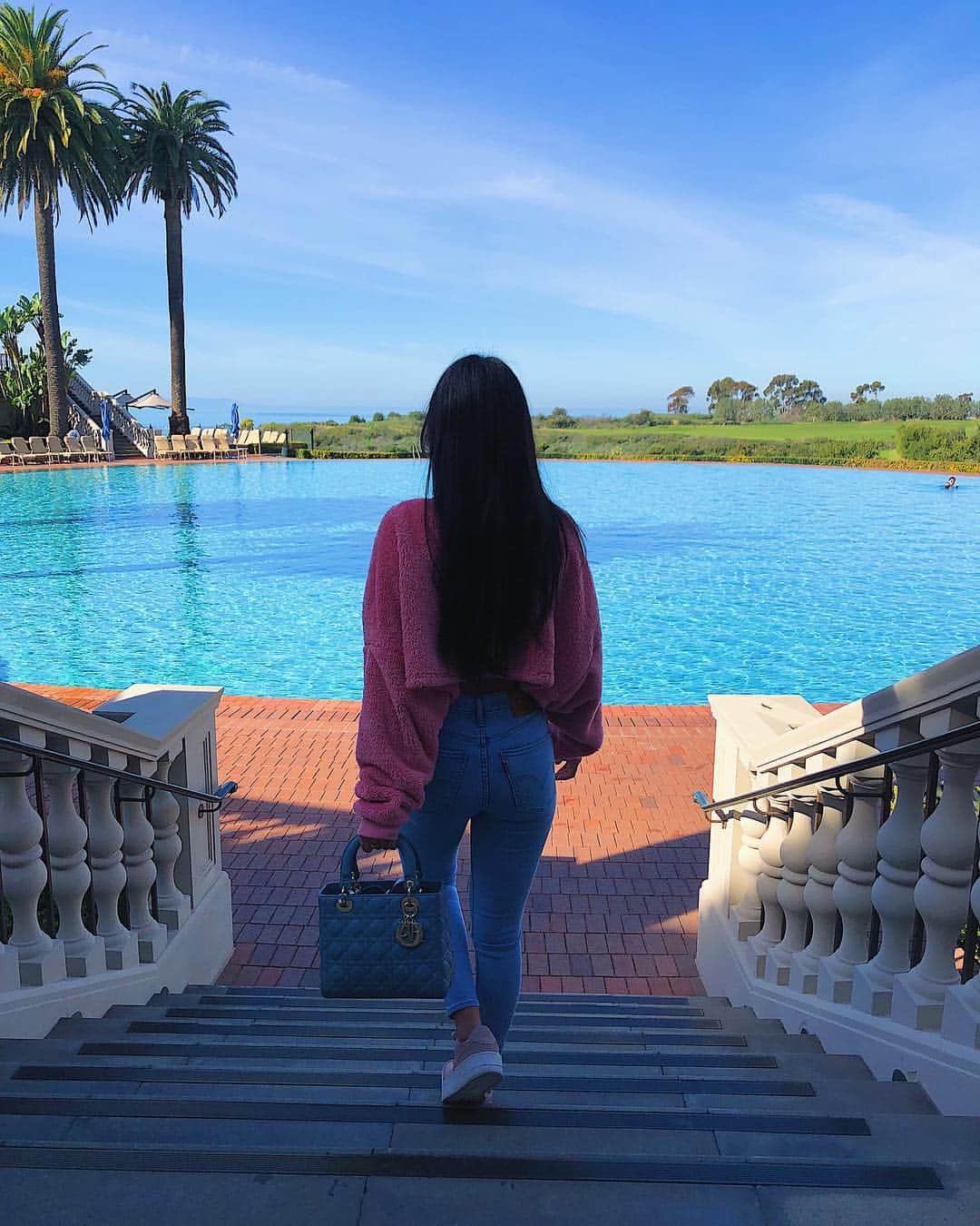sananasのインスタグラム：「Never look back💙 Good mooooorning les amis !!! Bon courage pour cette nouvelle journée ! Souvenez bien, bon ou moins bon rien n’arrive par hasard ☝🏻Je suis persuadée que chaque chose arrive pour en amener une autre. Je l’ai compris avec le temps, c’est parfois dur mais dans les moments difficiles mais dites vous que le soleil finit toujours pas pointer le bout de son nez ...💚😉 __ Je vous poste ma nouvelle vidéo dans l’après midi ! BE READYYYYY 😆 En attendant si vous n’avez pas vu ma nouvelle vidéo mode, le lien est dans la bio 😘 #GoodMorning #SananasFamil」