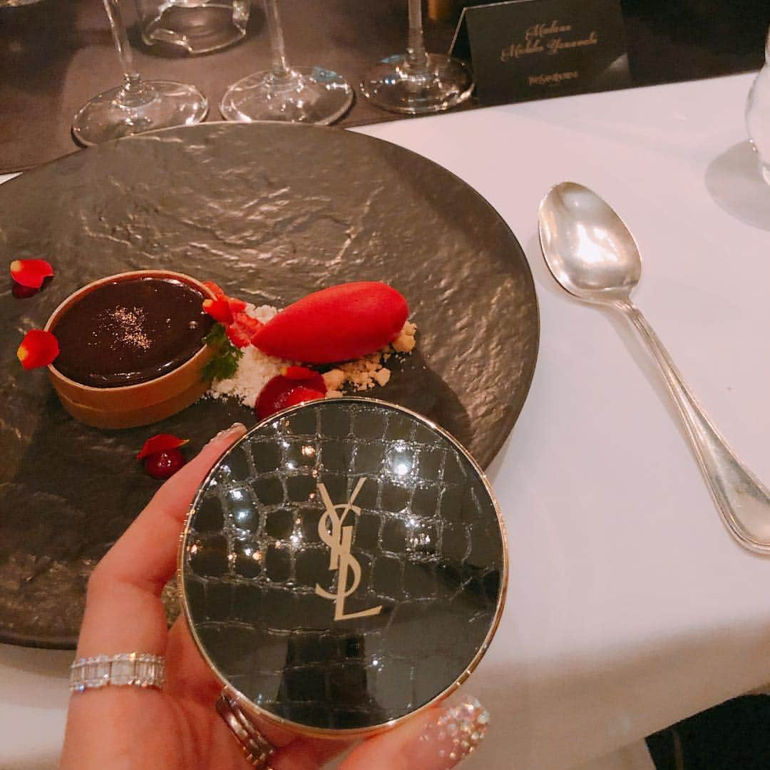 山脇道子さんのインスタグラム写真 - (山脇道子Instagram)「昨夜はYSL× WWD Beauty のExclusive Dinnerへ行ってきました🌙  外見だけでなく、内面や身のこなしまで美しく、より素敵な女性になるために・・・をテーマに、エレガントなメイク直しのお作法とテーブルマナーを学びました🍽 🗣テーブルとの距離は拳1.5✊ . と言っても、美しいみんなと美味しいフレンチを頂きながら、おしゃべりしてリラックスしながら教わったのでとっても楽しく為になる時間になりました🌹  #アンクルドポールクッション #ECOLEDEYSLBEAUTY」3月20日 18時56分 - michikoooo