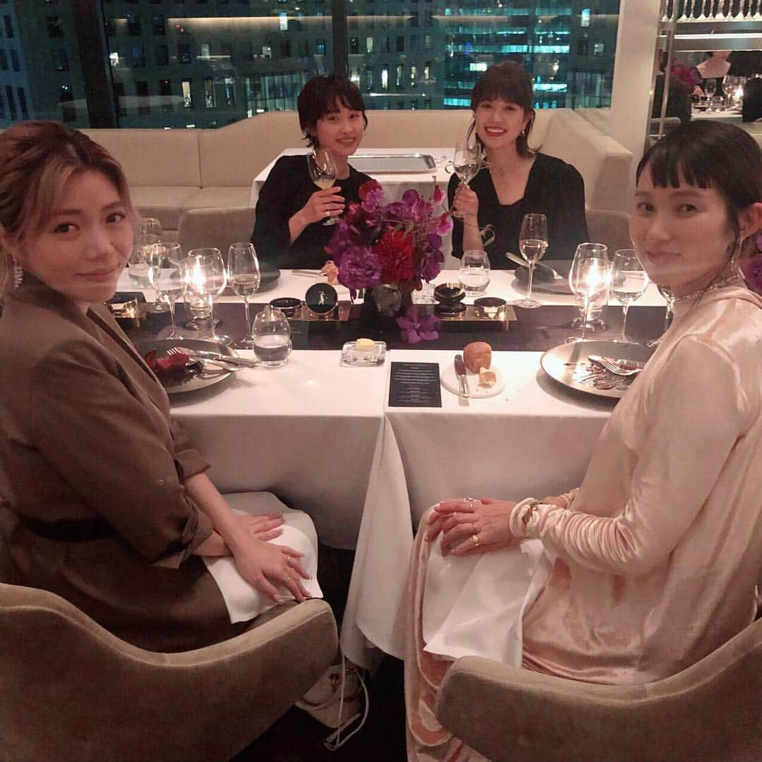 山脇道子さんのインスタグラム写真 - (山脇道子Instagram)「昨夜はYSL× WWD Beauty のExclusive Dinnerへ行ってきました🌙  外見だけでなく、内面や身のこなしまで美しく、より素敵な女性になるために・・・をテーマに、エレガントなメイク直しのお作法とテーブルマナーを学びました🍽 🗣テーブルとの距離は拳1.5✊ . と言っても、美しいみんなと美味しいフレンチを頂きながら、おしゃべりしてリラックスしながら教わったのでとっても楽しく為になる時間になりました🌹  #アンクルドポールクッション #ECOLEDEYSLBEAUTY」3月20日 18時56分 - michikoooo