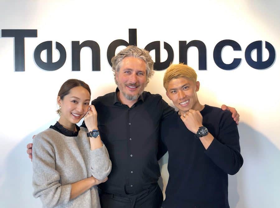 太田宏介のインスタグラム：「『Tendence』 世界で一つだけのオリジナルペアウォッチを作っていただきました！ 去年の夏くらいから自分たちでデザインを考えて、試行錯誤を繰り返しやっと完成！ ガブリエルとも久々にお会いできて嬉しかったです。 一生大事にします🤝 オリジナルどら焼きも美味しかった！ Thank you for special gift!! @tendencejapan 😘⌚️ #tendence  #tendencewatch  #テンデンス  #太田宏介」