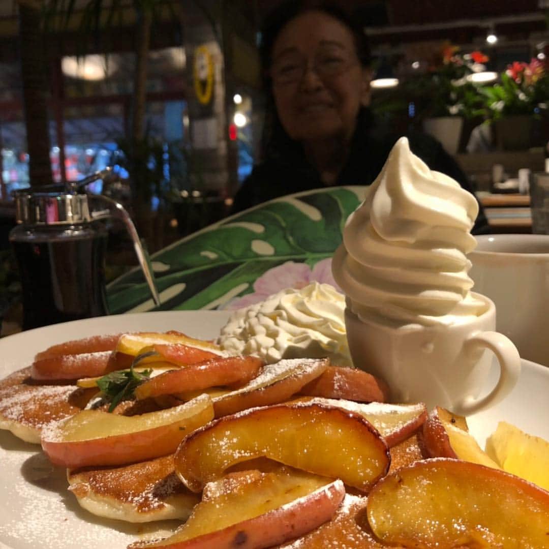 岡田美里さんのインスタグラム写真 - (岡田美里Instagram)「元気な母としばらく同居することになりそうで、 整形外科の帰りに「同居祝い」でガッツリのハワイアンパンケーキ🥞 #献身的な介護を目指し #それにかこつけてハワイアンパンケーキ食べてみたかっただけ #私はいい人のふり #あはははは #冷や汗はんぱない #元気でまたスタスタ歩きたいでしょ #刺繍でもします」3月20日 18時58分 - millieokada