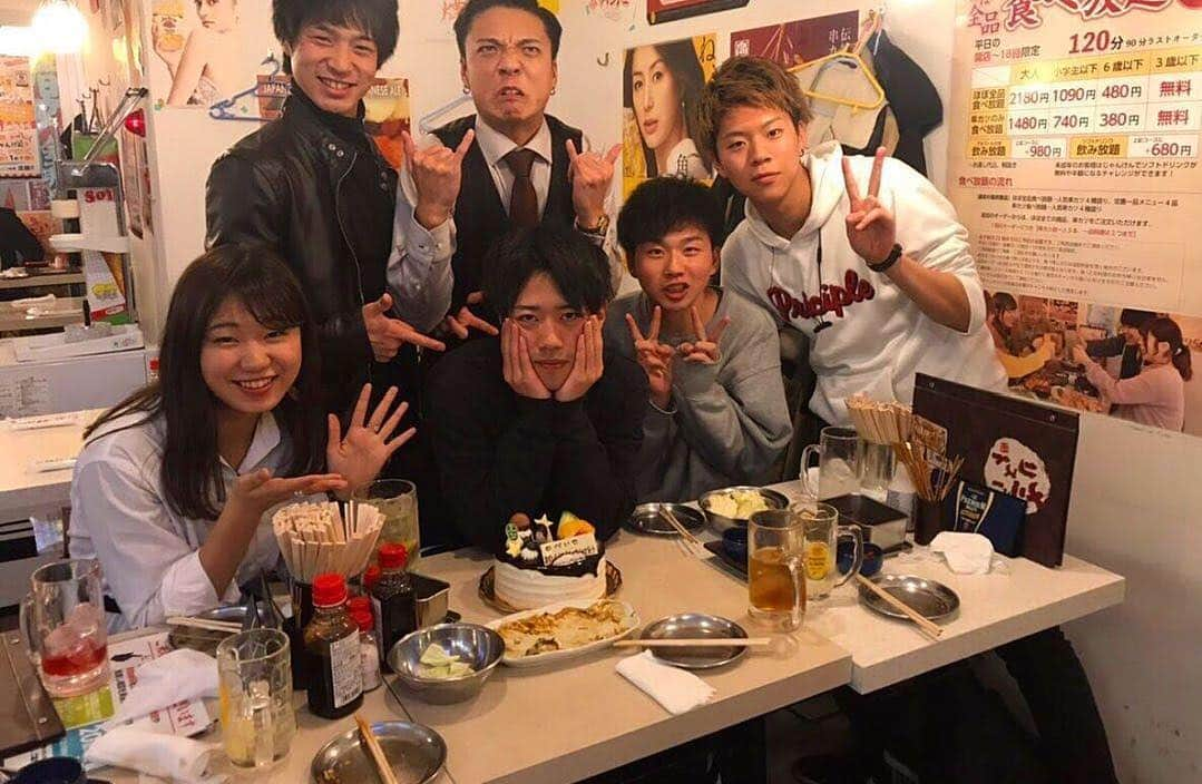 串カツ田中さんのインスタグラム写真 - (串カツ田中Instagram)「.﻿ 素敵なメンバーでお祝い！﻿ @abmky_26さんより﻿ ﻿ 友人と集まってお祝いする機会は﻿ 大人になるにつれ段々だんだんと減ってきますよね。﻿ ﻿ 最近お祝いしてないな…という方！﻿ ﻿ 日頃お世話になっている人に感謝の気持ちを込めて﻿ お誕生日、卒業祝い、就職祝い、長寿の祝いなど…してみてはいかがでしょうか？﻿ きっと素敵な1日になるはず..☆﻿ ﻿ 串カツ田中では豊富な串メニューから﻿ 会話が弾む一品料理までご用意してお待ちしております。﻿ ------------------------------------------------------﻿ #西川口#串カツ田中﻿ ------------------------------------------------------﻿ みなさんも#串カツ田中 で投稿してみてください！﻿ ﻿ ﻿ #串カツ#串カツ田中#2度付け禁止#揚げたて#大阪伝統の味#居酒屋#飲み屋#食べスタグラム#今日の夜ご飯#今日のディナー#急に食べたくなる#おいしかった#ごちそうさまでした#お腹いっぱい#飯テロ#外食#また行きたい#感謝の気持ち#お祝い#誕生日#誕生日会#卒業式#卒業祝い#就職#就職祝い長寿祝い#なかよし﻿ #kushikatsutanaka#izakaya」3月20日 18時58分 - kushikatsu_tanaka