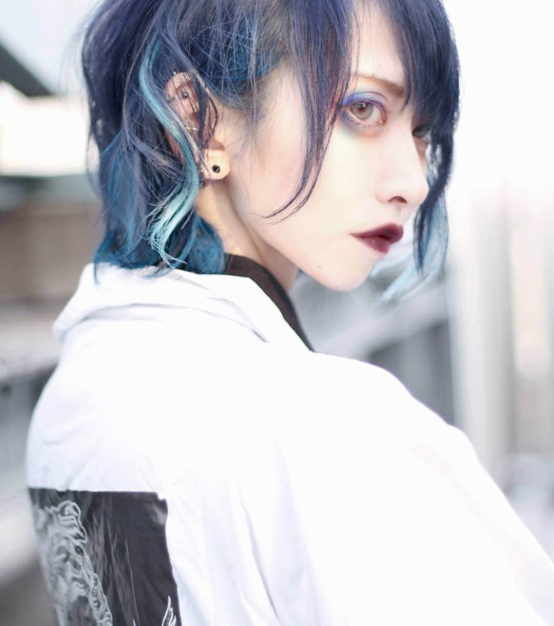のむらこいちさんのインスタグラム写真 - (のむらこいちInstagram)「こないだ染めてもらった時のお写真だぁよ💜💙💜💙ネイビーにインナーターコイズ、水色メッシュはエクステです🙏🥰お気に入り過ぎ🙏💙✨💖 今回はCAPSULEの系列店の @romanytokyo さんでやってもらったー！🙏 #haircolor  #OOTD #fashion #anime #animegirls #grunge #fairykei #bluehair #派手髪」3月20日 18時59分 - nmr51san