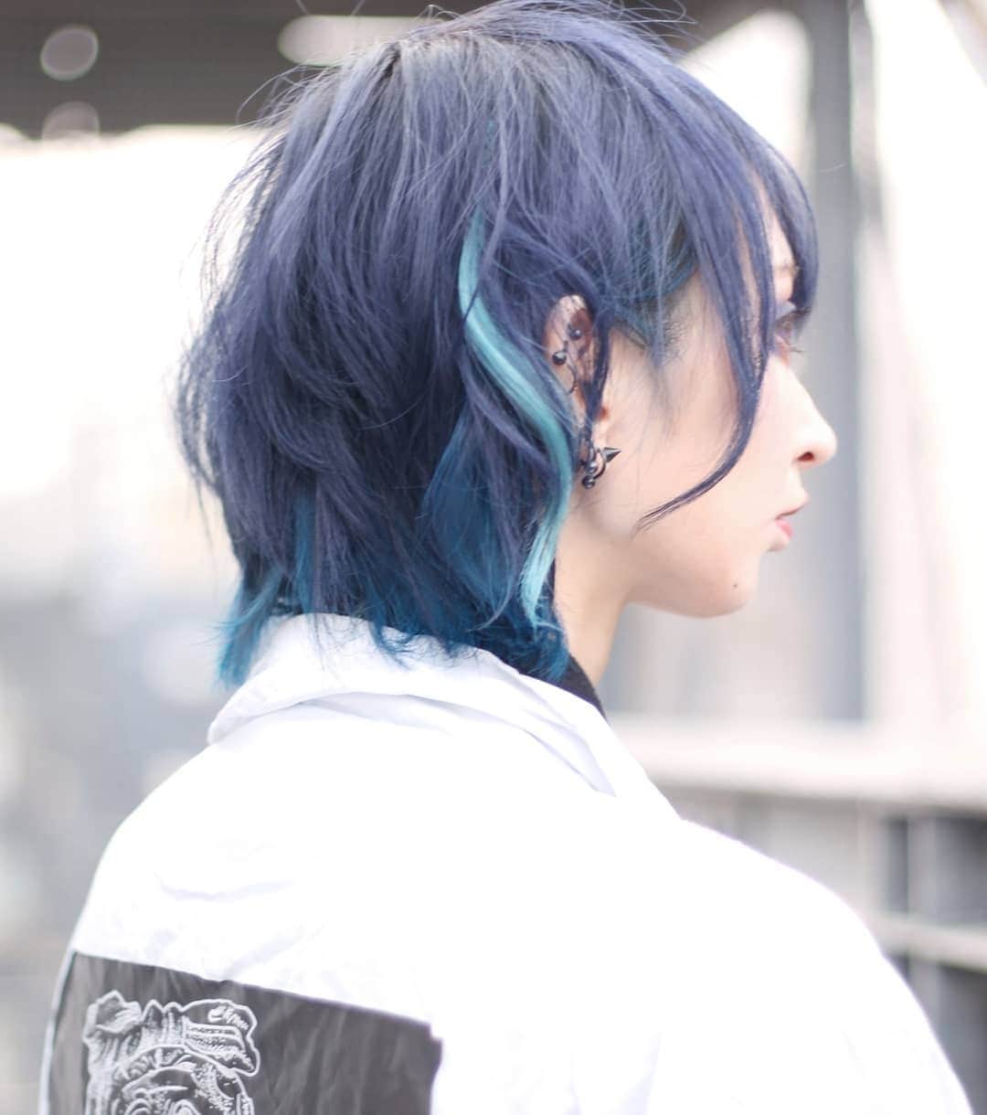 のむらこいちさんのインスタグラム写真 - (のむらこいちInstagram)「こないだ染めてもらった時のお写真だぁよ💜💙💜💙ネイビーにインナーターコイズ、水色メッシュはエクステです🙏🥰お気に入り過ぎ🙏💙✨💖 今回はCAPSULEの系列店の @romanytokyo さんでやってもらったー！🙏 #haircolor  #OOTD #fashion #anime #animegirls #grunge #fairykei #bluehair #派手髪」3月20日 18時59分 - nmr51san