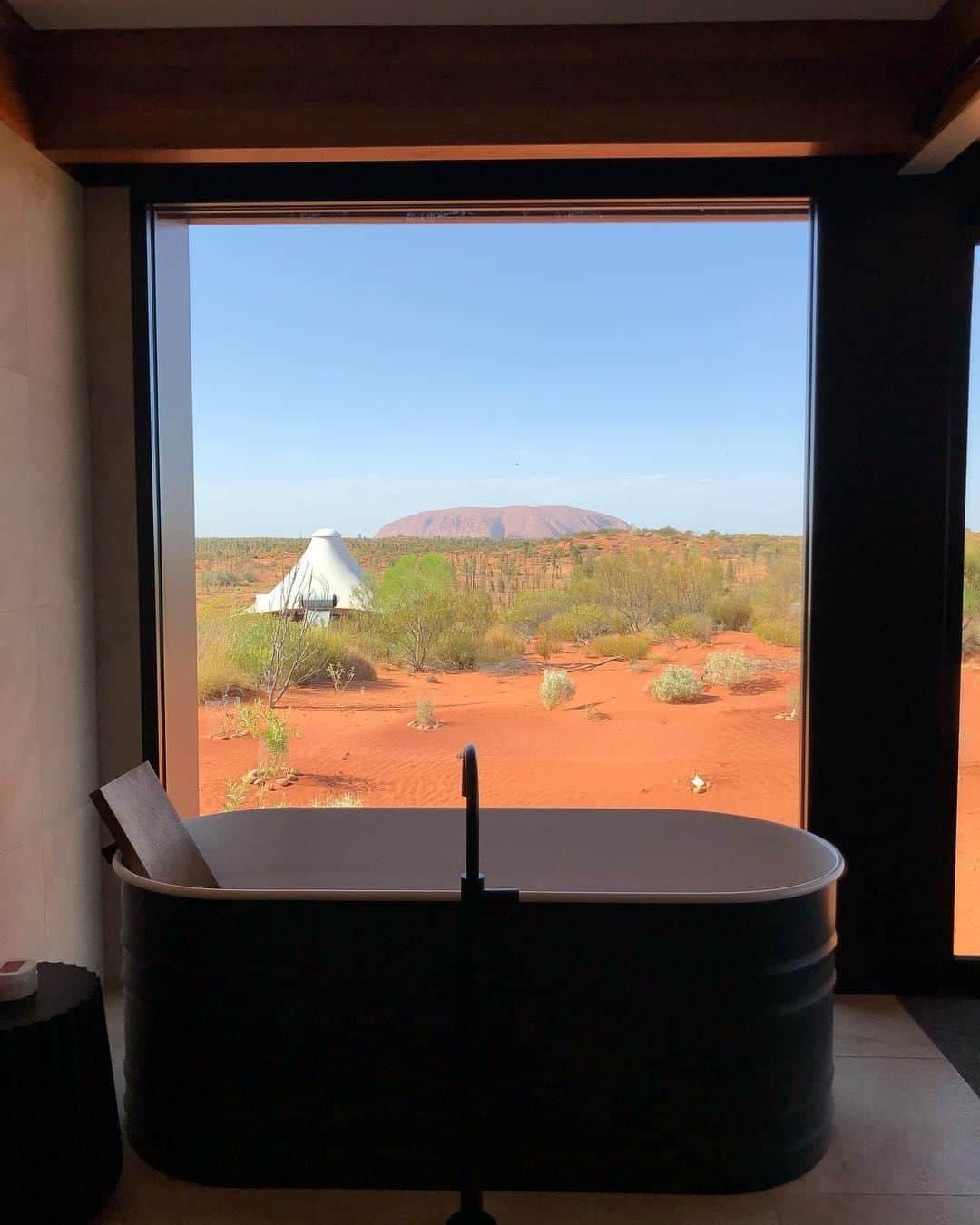 Australiaさんのインスタグラム写真 - (AustraliaInstagram)「We’ve run a bath for you, complete with a side of spectacular scenery! 🛁 After visiting @Longitude131, @julietkinsman declared the @luxurylodgesofaustralia retreat “one of the most special hotels in the world,” and with views like this, there’s no doubt about it. This unique resort in the heart of @ntaustralia’s #RedCentre directly overlooks the iconic #Uluru, and the floor-to-ceiling windows here mean you get to make the most of this incredible sight, even in the bathroom! Sleep soundly by night in one of 16 luxurious tented pavilions, and explore @visitcentralaus by day on guided tours arranged by the resort.  #seeaustralia #NTaustralia #RedCentreNT #longitude131 #luxurylodgesofaustralia #travel #baillielodges」3月20日 19時00分 - australia