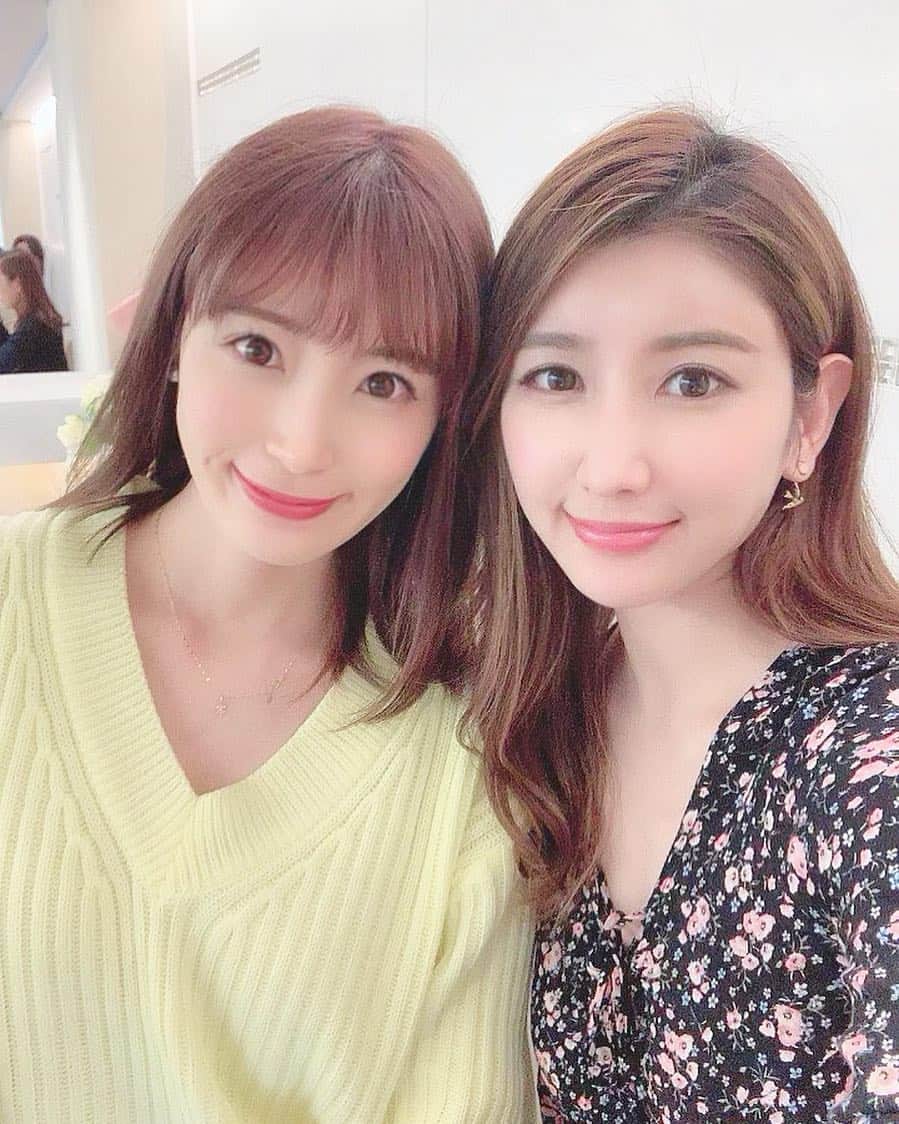 小林真由のインスタグラム：「亜里沙さんとお茶☕️🌸﻿ 毎年この時期は﻿二人の誕生日ご飯に行ってるんだ🥂﻿ 癒しとギャップに溢れてる亜里沙さんからは﻿得るものがいっぱい! 娘のことも可愛がってもらえるのがまた嬉しいです🧸﻿❣️ ﻿ #カフェ #お茶 #表参道 #女子会 #デート #ベビー #子連れカフェ #cafe #omotesando」