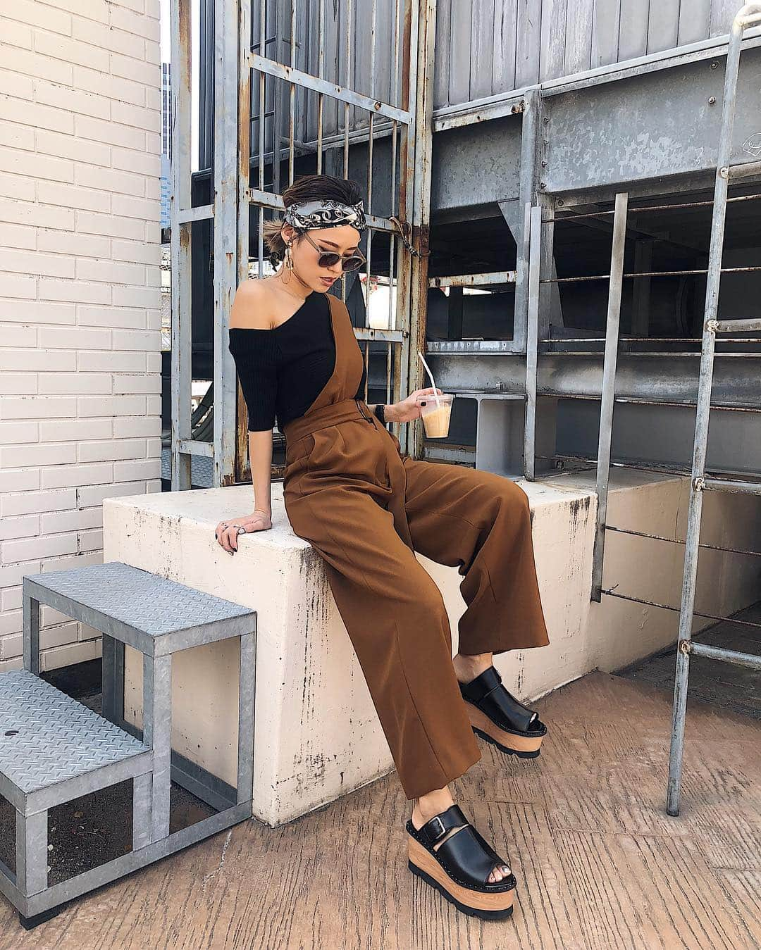 関本香里さんのインスタグラム写真 - (関本香里Instagram)「ㅤㅤㅤ today's coordinate 🔥 実は、明日からこのTOPSとBOTTOM ¥11,000+tax のSET販売がスタート😳💓 是非、お得にgetしてね👍 (新宿/大宮/ソラマチ/名古屋/近鉄/心斎橋/熊本店限定) #murua #fashion #coodinate #code #春服 #ワンショルダー #コーデ #25日まで」3月20日 19時00分 - kaori_sekimoto_