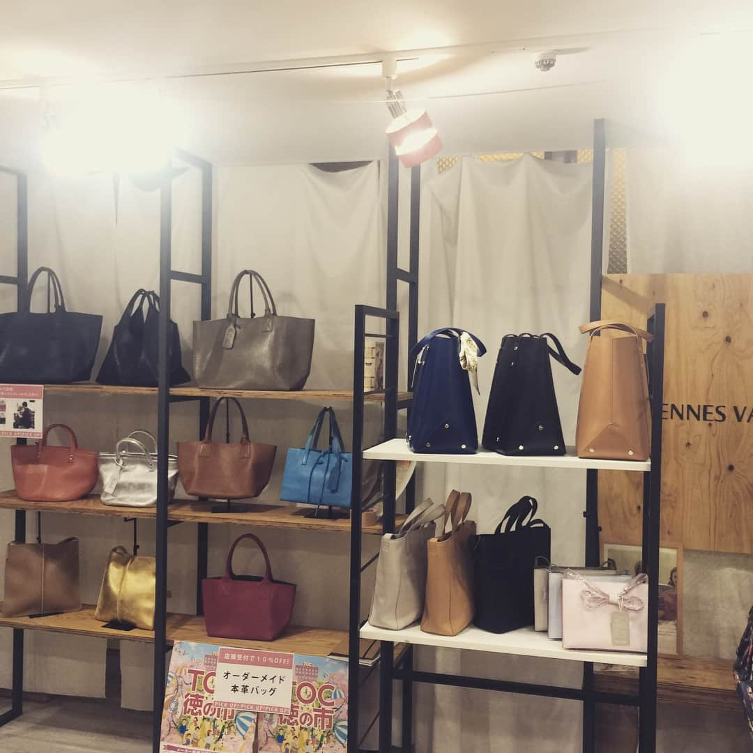 narusyaさんのインスタグラム写真 - (narusyaInstagram)「ナルシャTOKYO FAMILY SALE X TOC徳の市！💕 いよいよ明日からはじまります！  セール商品やわけあり商品がたくさんです🎉 ★オーダーメイドバッグ注文受付！！（母の日👵🏻ギフトご予約承りします） ★新商品在庫を最大５０％OFFでご購入チャンス！👜 ★北欧テイストの当店ブランド「HENNES VAROR」を「３０％OFF」セール！🎅 期間：2019.3/21(THU),22(FRI),23(SAT)  場所 : 東京都品川区西五反田7-22-17 7F56 ※人気商品はセール対象外になる場合がございます。🙇 イベント場のご来場お待ちしてます❤️ #イベント出店  #徳の市  #TOC #narusya #特別セール」3月20日 19時01分 - narusya_tokyo