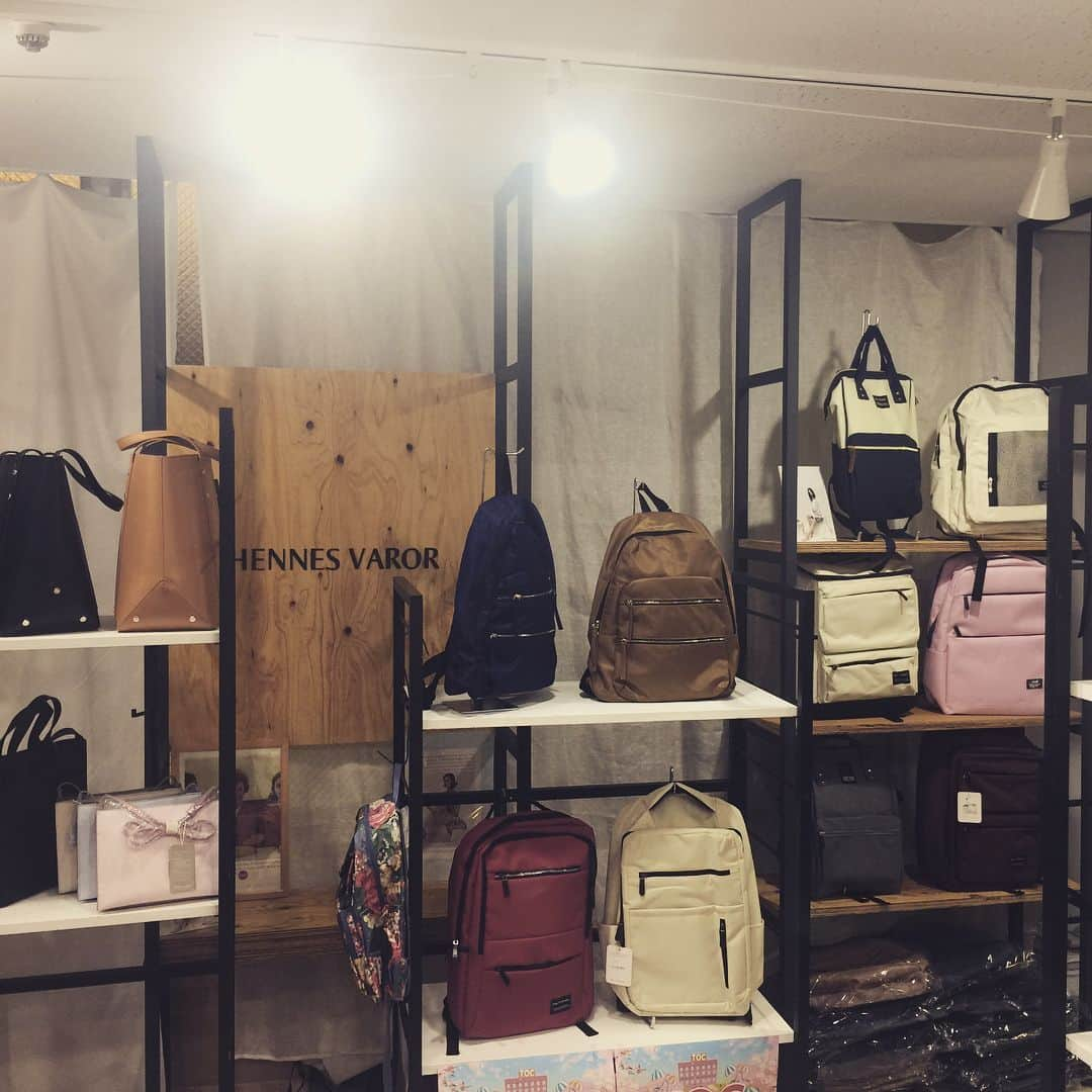 narusyaさんのインスタグラム写真 - (narusyaInstagram)「ナルシャTOKYO FAMILY SALE X TOC徳の市！💕 いよいよ明日からはじまります！  セール商品やわけあり商品がたくさんです🎉 ★オーダーメイドバッグ注文受付！！（母の日👵🏻ギフトご予約承りします） ★新商品在庫を最大５０％OFFでご購入チャンス！👜 ★北欧テイストの当店ブランド「HENNES VAROR」を「３０％OFF」セール！🎅 期間：2019.3/21(THU),22(FRI),23(SAT)  場所 : 東京都品川区西五反田7-22-17 7F56 ※人気商品はセール対象外になる場合がございます。🙇 イベント場のご来場お待ちしてます❤️ #イベント出店  #徳の市  #TOC #narusya #特別セール」3月20日 19時01分 - narusya_tokyo