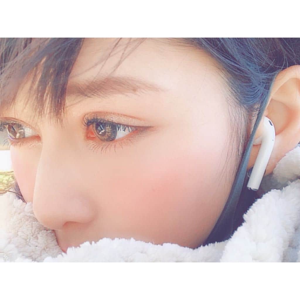アンジェラ芽衣さんのインスタグラム写真 - (アンジェラ芽衣Instagram)「寒い中で触り心地の良いふかふかのマフラーに顔を埋めるのが好きだったんだけどもう暖かいからそれもお預けだな😳﻿ 気持ち切り替えて春ファッション楽しも〜〜！﻿ ﻿ #アンジェラ芽衣 #2019 #2019年 #自撮り #selfie #selfie #写真 #photo #冬に未練ありすぎ #着れない時ほど着たくなる #分かる？」3月20日 19時01分 - ange_la00