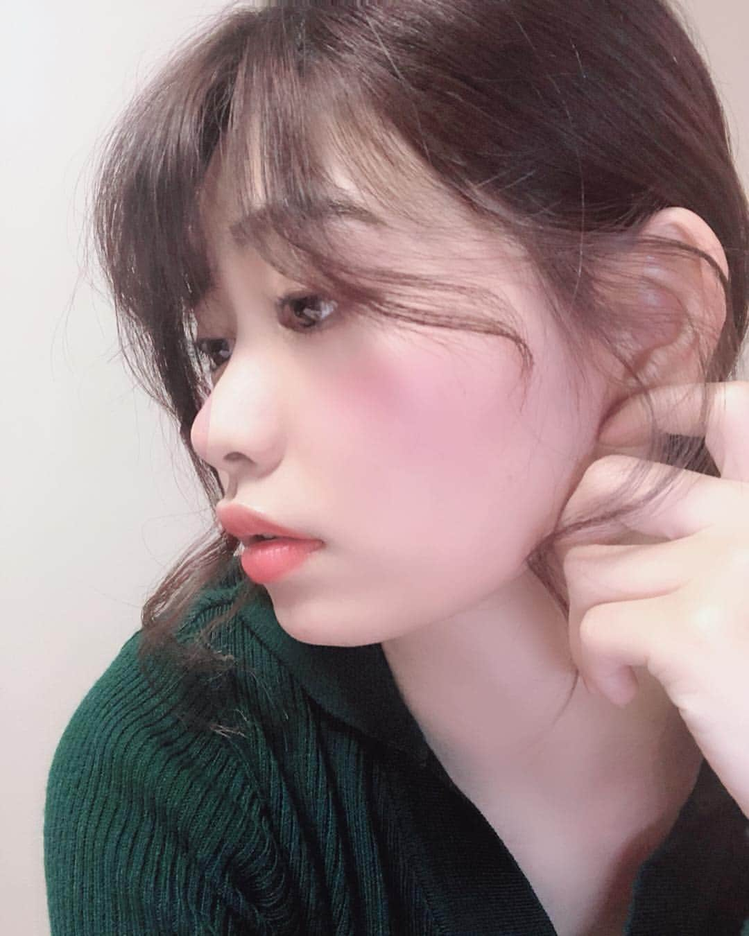 高橋里彩子さんのインスタグラム写真 - (高橋里彩子Instagram)「大人気のオンリーミネラルコスメ﻿ @onlyminerals﻿ をgetしましたぁ♥️﻿ コスメレビューしまーす💗﻿ ﻿ まず、﻿ ふわっとのせるだけで自然な艶が出る💗﻿ しかも何より嬉しいのが、﻿ 筆がふわふわ柔らかい😭💞💞﻿ ﻿ もちってしてるんだよー🐰🌸﻿ ﻿ ﻿ 口コミサイトで大人気のマーブルフェイスパウダーが新色限定発売だったよー⸜(* ॑ ॑* )⸝﻿ ﻿ ﻿ お化粧直しの時にUVケアもできるし、﻿ 全部のアイテム﻿ クレンジング不要で石けんだけでもOKなんだって😳💗﻿ ﻿ ﻿ ﻿ ミネラルと天然由来成分で、﻿ ﻿ ミネラルにより皮脂を抑えられ、潤いを与える美容成分も配合してるの！﻿ それなのに﻿ SPF50+/PA++++ってやばくない？﻿ ﻿ ﻿ ファンデーションは医薬部外品で、﻿ UVケアと美白が同時に叶えられるの😭♥️﻿ ﻿ ﻿ もうすぐ紫外線対策しなきゃだから﻿ 肌にもいいのに紫外線対策も出来ていいよね🌸﻿ ﻿ ﻿ ﻿ ﻿ ﻿ ﻿ #onlyminerals #オンリーミネラル #薬用美白ミネラルクリアUVファンデーション #ミネラルCCクリームS #マーブルフェイスパウダー﻿ #新作コスメ #ミネラルコスメ﻿ #ベースメイク #フェイスパウダー #ファンデーション #BBクリーム #クレンジング不要 #紫外線対策﻿ #UVケア #春コスメ2019 #pr #透明肌 #お守りコスメ﻿ #ベースメイク #ファンデ #パウダーファンデーション #お直しコスメ #ナチュラルコスメ ﻿ #下地 #持ち歩きコスメ #ミネラルパウダー #春コスメ #ツヤ肌ファンデ #美容垢 #美容垢さんと繋がりたい」3月20日 19時10分 - konkonwanwan