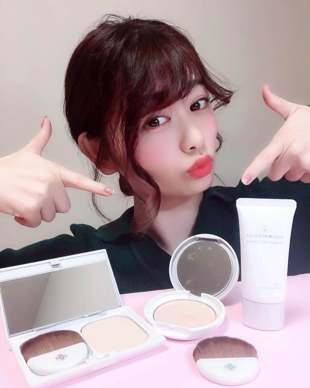 高橋里彩子さんのインスタグラム写真 - (高橋里彩子Instagram)「大人気のオンリーミネラルコスメ﻿ @onlyminerals﻿ をgetしましたぁ♥️﻿ コスメレビューしまーす💗﻿ ﻿ まず、﻿ ふわっとのせるだけで自然な艶が出る💗﻿ しかも何より嬉しいのが、﻿ 筆がふわふわ柔らかい😭💞💞﻿ ﻿ もちってしてるんだよー🐰🌸﻿ ﻿ ﻿ 口コミサイトで大人気のマーブルフェイスパウダーが新色限定発売だったよー⸜(* ॑ ॑* )⸝﻿ ﻿ ﻿ お化粧直しの時にUVケアもできるし、﻿ 全部のアイテム﻿ クレンジング不要で石けんだけでもOKなんだって😳💗﻿ ﻿ ﻿ ﻿ ミネラルと天然由来成分で、﻿ ﻿ ミネラルにより皮脂を抑えられ、潤いを与える美容成分も配合してるの！﻿ それなのに﻿ SPF50+/PA++++ってやばくない？﻿ ﻿ ﻿ ファンデーションは医薬部外品で、﻿ UVケアと美白が同時に叶えられるの😭♥️﻿ ﻿ ﻿ もうすぐ紫外線対策しなきゃだから﻿ 肌にもいいのに紫外線対策も出来ていいよね🌸﻿ ﻿ ﻿ ﻿ ﻿ ﻿ ﻿ #onlyminerals #オンリーミネラル #薬用美白ミネラルクリアUVファンデーション #ミネラルCCクリームS #マーブルフェイスパウダー﻿ #新作コスメ #ミネラルコスメ﻿ #ベースメイク #フェイスパウダー #ファンデーション #BBクリーム #クレンジング不要 #紫外線対策﻿ #UVケア #春コスメ2019 #pr #透明肌 #お守りコスメ﻿ #ベースメイク #ファンデ #パウダーファンデーション #お直しコスメ #ナチュラルコスメ ﻿ #下地 #持ち歩きコスメ #ミネラルパウダー #春コスメ #ツヤ肌ファンデ #美容垢 #美容垢さんと繋がりたい」3月20日 19時10分 - konkonwanwan