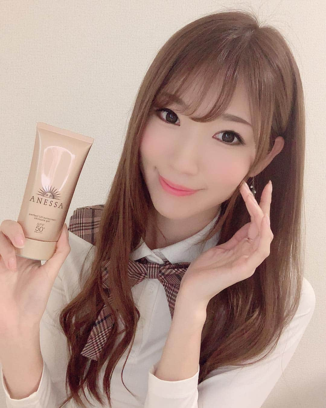 美波千夏さんのインスタグラム写真 - (美波千夏Instagram)「最近暖かくなってゴルフも薄着になってきました🌸 なので既に日焼け止め始めました☀️ 私はいつも家からゴルフウェアを着ていくので、家を出る前に必ず日焼け止めを塗ります🙌 . アネッサ パーフェクトUV スキンケアジェルはみずみずしいジェルタイプなので伸びもいいし、 なんと言ってもいつも通り体を洗えばするりと落ちてくれるところが嬉しい！ . それに強力UVなのにスキンケア成分が50%入っているから乾燥から守ってくれる優れもの♪ 私は化粧下地として顔にも使ってます🥰 . アネッサ塗って日焼けを気にせずゴルフ沢山行くぞー💓💓 資生堂ジャパン様から頂きました！🌸 @anessa_official_shiseido . #アネッサ #スキンケアする強力UV #日焼け止め #美肌ケア #紫外線ケア #PR」3月20日 19時03分 - chinatsu_minami