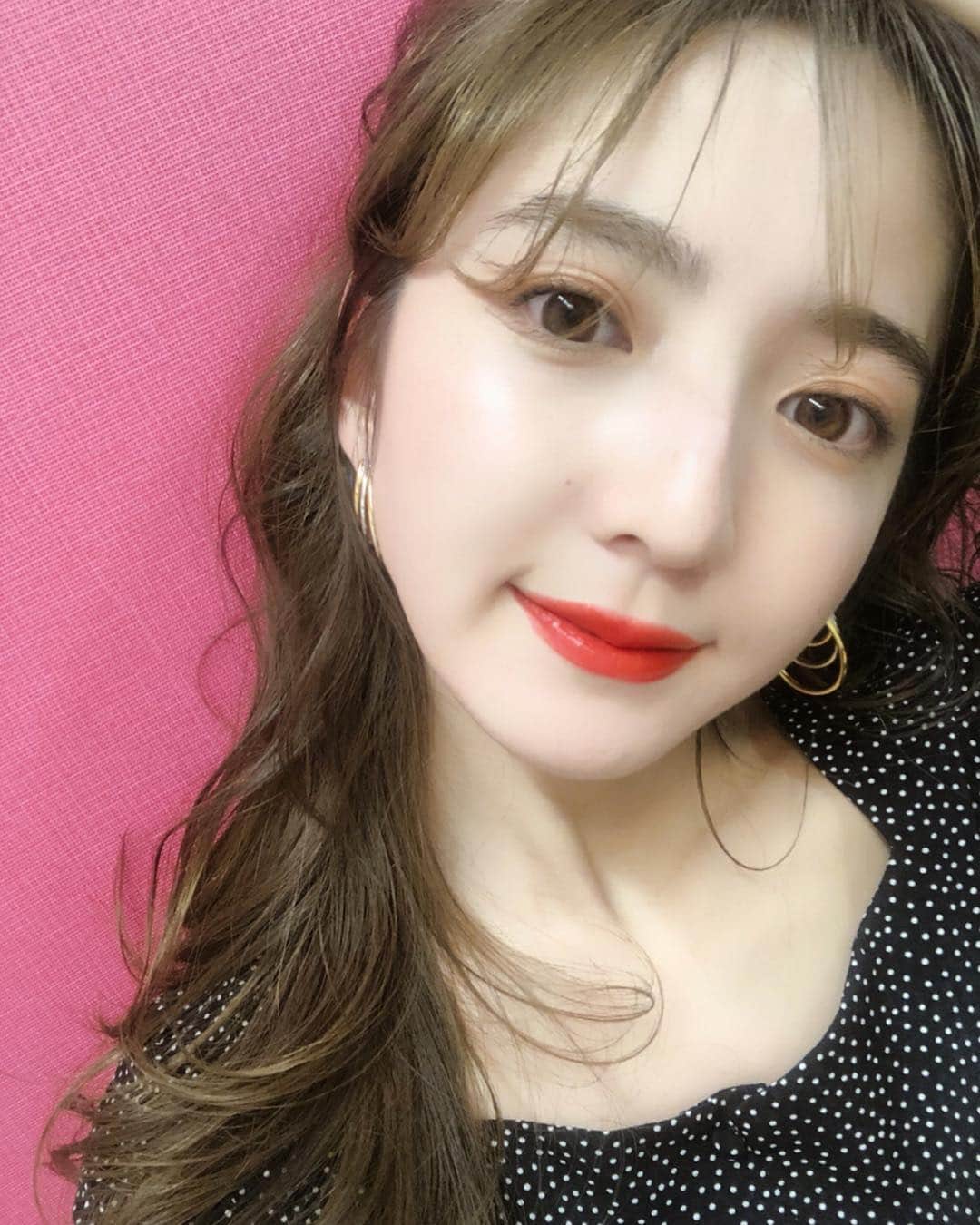 平木愛美さんのインスタグラム写真 - (平木愛美Instagram)「メイクさんにしてもらったお肌艶つや🧚‍♂️撮影おわりにlipだけたしてそのまま中国語レッスンへ…💞 グロスなのですがすこし艶＆マット感が綺麗なリップ！！マットなんだけど艶もあるという絶妙さ。ピアスとお揃いのSophia🥀 ピアスはゴールドとシルバーの混ざり合ってるところが好き♡  #makeup #love #lip #愛美メイク #NOVA #中国語 #中国語勉強中 #アイメイの中国語」3月20日 19時08分 - manamihiraki