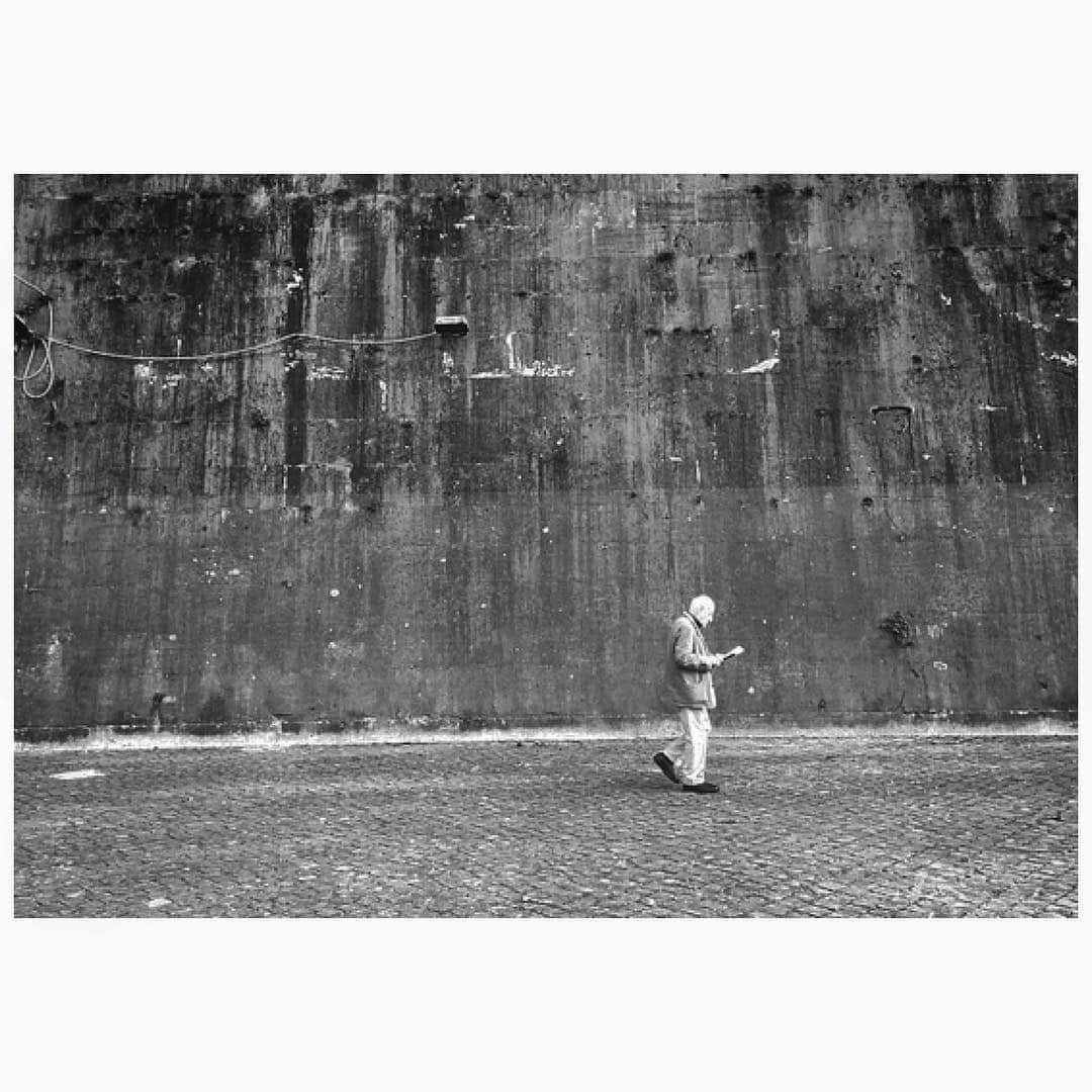 マット・ディロンさんのインスタグラム写真 - (マット・ディロンInstagram)「Walking and reading. #roma #tevere」3月20日 19時12分 - mattdillon