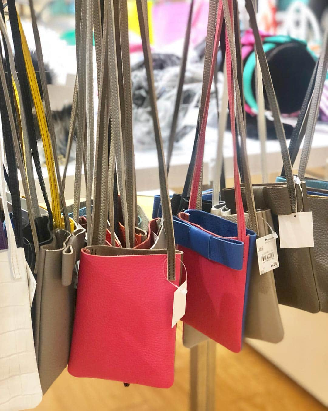 丸山悠美さんのインスタグラム写真 - (丸山悠美Instagram)「@kotty.bag ❤️ セミオーダーしていた イタリアンレザーバッグが届きました。 . ピンク × グレージュ . カラーもデザインも豊富で迷ったけれど、 春らしいピンク大正解だったな💕 . 今日〜3/26まで銀座三越3Fルプレイスで POPUPストアが開催されています。 . 春色ファーチャームを買い足して大満足♡ もう1つ小さいサイズも欲しくなってしまいました。 娘とお揃いで持ちたいので 近々またお買い物に行こうっと。ワクワク💭💕 #ginzamitsukoshi#ginza#kotty#kottybag#fashion#ファッション#銀座三越#銀座三越ルプレイス#セミオーダーバッグ#イタリアンレザー#ぎんみつ #コッティ #ハンドバッグ #トートバッグ #銀座 #コーディネート #今日のコーデ #ぎんみつのインフルエンサー #大人カジュアル #ママ」3月20日 19時14分 - maruyumi