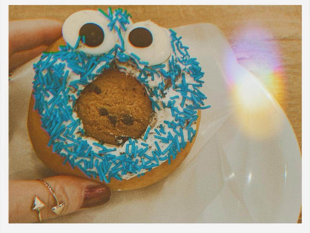 松井咲子さんのインスタグラム写真 - (松井咲子Instagram)「春の訪れを告げるドーナツ . #crispycreamdoughnut #sesamestreet #cookiemonster #oscar #doughnuts」3月20日 19時14分 - sakiko___official