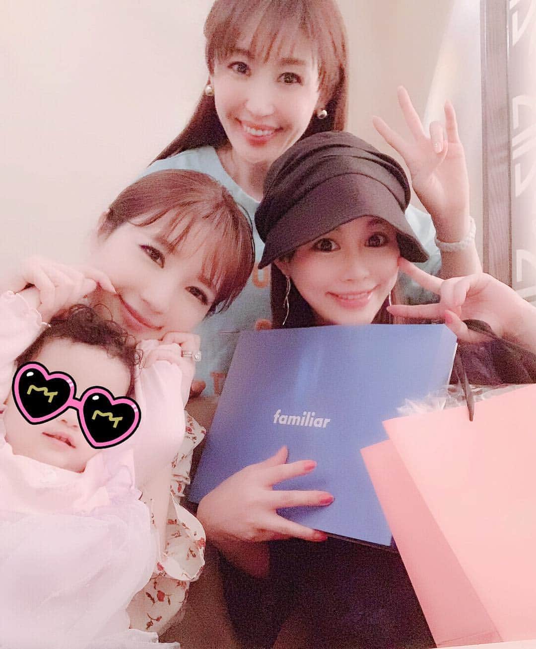 のインスタグラム：「出産前に大好きなお友達と貴重な時間を過ごしました😊💕✨ お喋りしていたら時間があっという間に過ぎちゃった！ お祝いをしてくれて、とっても嬉しかったです❤️ 素敵なファミリアのお洋服と、授乳服のプレゼント🎁✨✨ 本当に本当にありがとう💖 @yuurimorishita  @ak.0328 . #お祝いディナー #火鍋女子会 #ベビー服  @familiar_official #授乳服 #ありがとう」