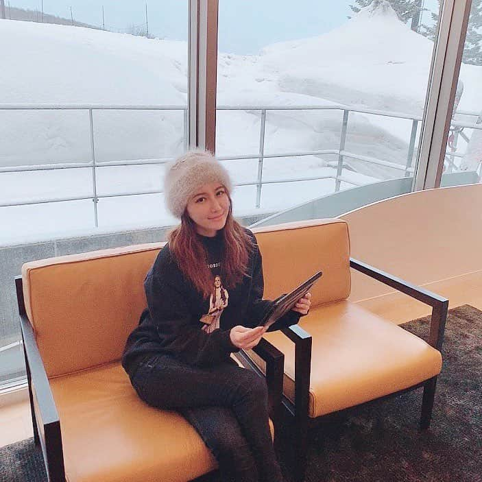 亜里沙さんのインスタグラム写真 - (亜里沙Instagram)「#NISEKO ⛄️ 行ってみたかった念願のニセコ旅をに行って参りました。 お部屋から直接ゲレンデに行けて興奮🥺💓 ニセコの雪の質は綺麗と聞いていたけど、 本当にふかふかふわふわで #グラニュー糖 春になる前にとびっきりの冬を味わえて至福でした🥺✨ ・ 今回はオールインワンジェルの #純白専科 が旅のお供。 スキーで疲れることを見越してラクにスキンケア 済ませようと思って。美白美容液も！ 案の定激つかれた😇 #skyeniseko #niseko #hokkaido #ski」3月20日 19時17分 - alisa_0302