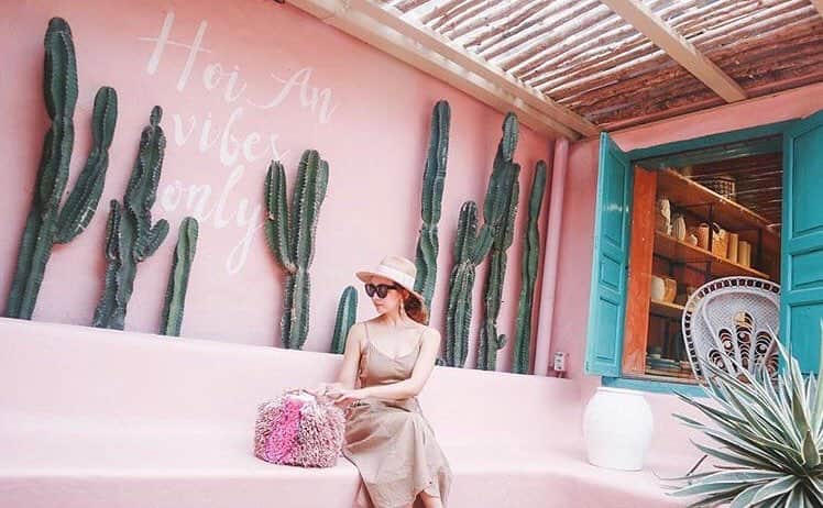 Stayway女子さんのインスタグラム写真 - (Stayway女子Instagram)「【ベトナム🌵Sunday in Hoi An】 . 📷：Thanks to @kasumingram . 働きながら素敵な女子旅をされている @kasumingramさんのギャラリー！📷✨ ベトナムのとてもかわいい雑貨屋さん、必見です❣️ ——————————————————— 📍スポット情報 ベトナム・ホイアンでも指折りのハイセンスな雑貨屋さん。 ピンク色の壁と、白色の店内がとても素敵なお店です！ ——————————————————— ✏️本人コメント ホイアンの街の中にある可愛いお店♡✨ sundayというお店で可愛い雑貨屋さんです(*^^*)🎶 2つ前の投稿の黄色の写真がこのお店の表側🎶 ——————————————————— 素敵な女子旅をされている方をご紹介させていただきます！✨ 写真は全てご本人に【掲載許諾】を頂いています #Stayway女子旅 というハッシュタグをつけて是非投稿してください♪ Instagram・Twitter・Stayway mediaにてご紹介させていただきます！ ——————————————————— 【Staywayとは？】 Staywayはホテルやゲストハウスなどの宿泊施設はもちろん、世界中のコテージ・ヴィラ・一軒まるごとレンタルに古民家なども検索できるサイト 価格・ロケーションなど幅広いニーズに答え、利用者にあった宿泊先を素早く見つけることが可能👍✨ 素敵な旅には素敵な宿泊施設を🌃 Staywayで探してみませんか？✈️ ——————————————————— #Stayway女子旅 #Stayway_vietnam #vietnam #SundayinHoian #ベトナム #ホイアン #travel #trip #instatravel #旅 #旅行 #travelgram#mytravelgram #instatravel #instagenic#photogenic #ダレカニミセタイケシキ #写真好きな人と繋がりたい #カメラ好きな人と繋がりたい #フォトジェニック」3月20日 19時17分 - stayway_girls