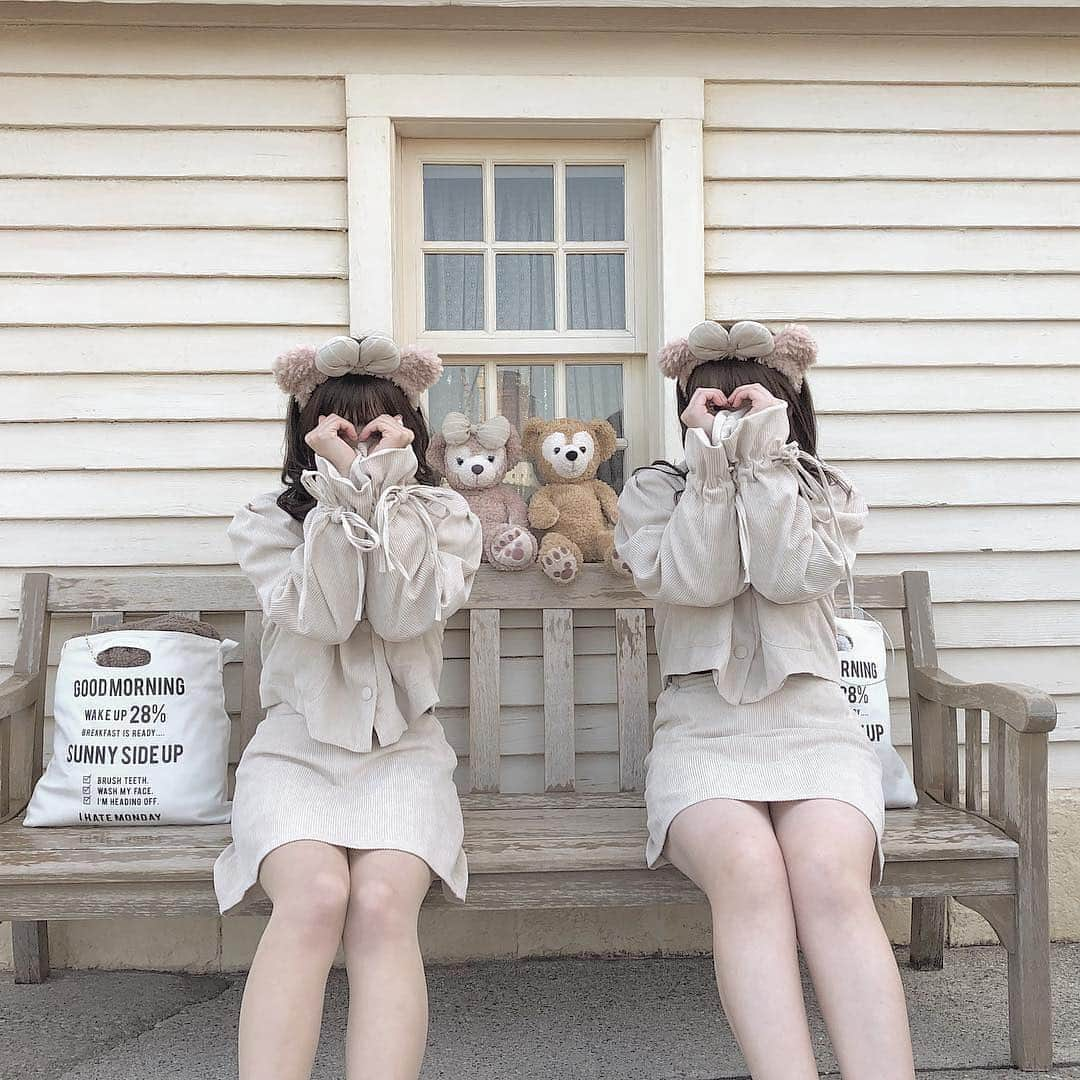 SUCLEさんのインスタグラム写真 - (SUCLEInstagram)「#ディズニーコーデ﻿ 卒業シーズンのこの時期、ディズニーに遊びに行く人も多いのではないでしょうか？﻿ ﻿ 「消えそうな色コーデ」のディズニーコーデver.は真似しやすくておすすめです✨﻿ ﻿ ダッフィーやシェリーメイっぽくコーデできて一石二鳥ですよね💭﻿ ﻿ ぜひ参考にしてみてください👀﻿ ﻿ photo by @kurumi__1126 ﻿﻿﻿ Sucle のBASEにて、Sucleオリジナル巾着ポーチを販売中✨﻿ ﻿ プロフィールのURLかストーリーズのURLからジャンプできるので、ぜひチェックしてみてください👀﻿ ﻿ @sucle_ では紹介する写真を募集中👧🏻﻿﻿ ﻿﻿﻿﻿﻿ ﻿﻿﻿﻿﻿﻿﻿﻿﻿﻿﻿﻿﻿ タグ付けやハッシュタグをつけてくれた投稿からもピックアップした写真をリポストしています！﻿﻿﻿﻿﻿﻿﻿﻿﻿﻿﻿﻿﻿﻿ #sucle をつける か このアカウントをタグ付けして投稿してね📸﻿﻿﻿﻿﻿﻿﻿﻿﻿﻿﻿﻿﻿﻿ ﻿ #ディズニー﻿ #ディズニーシー  #消えそうな色コーデ  #バウンドコーデ #ダッフィーコーデ #シェリーメイコーデ #シミラールック #ペアルック #なりきりコーデ #置き画 #置き画くら部 #かわいい #インスタ映え #お揃い﻿ #インスタ映え #シュクレ #フォトジェニック #ファッション #お洒落 #かわいい #手作りお菓子 #おしゃれさんと繋がりたい #おしゃれ #お洒落さんと繋がりたい #可愛い #ootd #今日のコーデ﻿﻿ ﻿」3月20日 19時29分 - sucle_