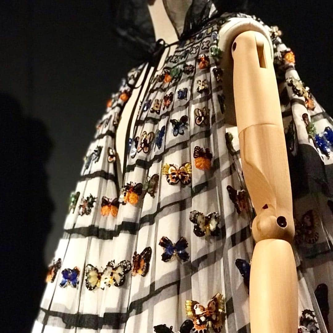 メアリーカトランズさんのインスタグラム写真 - (メアリーカトランズInstagram)「“ANIMALIA FASHION” at Pitti Palace #firenze #marykatrantzou #10yearsofkatrantzou」3月20日 19時30分 - marykatrantzou