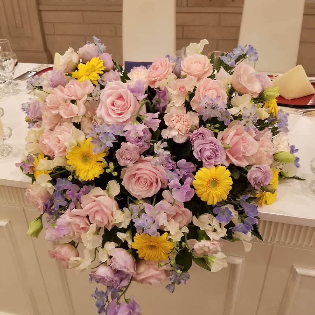 ホテルモントレ大阪 ブライダルサロンさんのインスタグラム写真 - (ホテルモントレ大阪 ブライダルサロンInstagram)「先日の披露宴のお花です。お二人のご希望で高砂装花をハートの形にしました。春らしい色と合わせてキュートに仕上がりました！#淡いピンク#黄色#水色#ラベンダー#バラ#ガーベラ#スイートピー#春の花#ハート#キュート#モントレ大阪#梅田#結婚式#プレ花嫁#大阪#ウェディング#アンティーク#ホテル#モントレ#wedding」3月20日 19時21分 - monterey_osaka