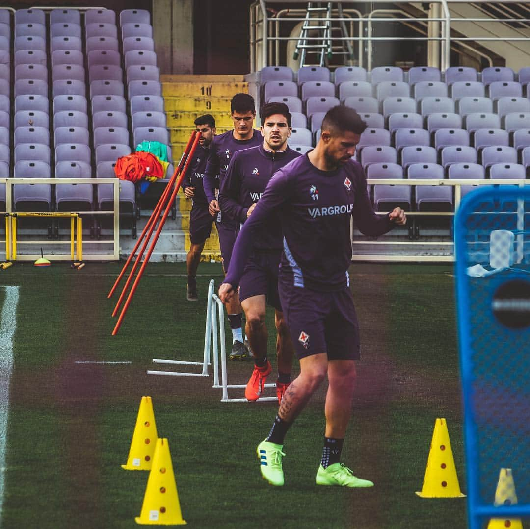 ACFフィオレンティーナさんのインスタグラム写真 - (ACFフィオレンティーナInstagram)「🏟 Home Training 🏃‍♂️💨 #NoiSiamoFirenze ⚜️ #InsiemeSiamoPiùForti」3月20日 19時21分 - acffiorentina