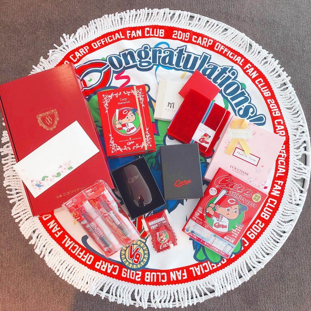 うえむらちかのインスタグラム：「ホワイトデーの贈り物受け取りました🎁💕 .  #三次ワイン  #カープタンブラー と優勝グッズ🏆 . #lestoilesdusoleil と#carp コラボハンカチ 広島市草津のチョコレート専門店 #marcochocolaterie のチョコレート  #melangedeshuhari の #カープマカロン  #ちょっこりさん スラィリー #カープふりかけ  などなど... 本当にたくさんの愛情をありがとうございます☺︎ .  私も感謝の気持ちをたくさん伝えられる人間になれるといいな♡  #ホワイトデー #プレゼント #贈り物 #大好きな気持ちを込めて」