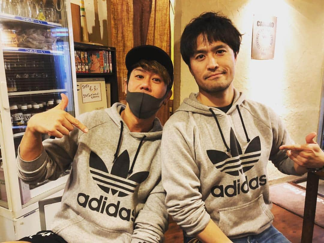 川畑要さんのインスタグラム写真 - (川畑要Instagram)「たぶん4年ぶりくらいにお会いして、こんなシンクロadidasありますか（笑） 元キマグレンのisekiくんと😎✨ この出会いを大切に✨ 💪(￣^￣)ゞ要 #川畑要 #chemistry #かなめ屋 #singer#キマグレン#iseki くん#adidas #お揃い」3月20日 19時33分 - kawabata1979