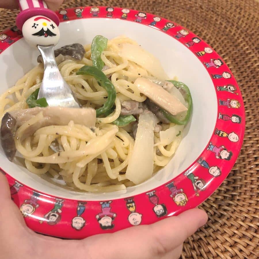 クリスティー麻里子さんのインスタグラム写真 - (クリスティー麻里子Instagram)「ジョージクッキング🍳 危なっかしいけど、やりたがるのでヒヤヒヤしながら最近一緒にお料理🍴 猫の手を教えたけれど、ドラえもんの手みたい😂 #子育てぐらむ #ママリ #cookingkids #pasta」3月20日 19時34分 - christymariko