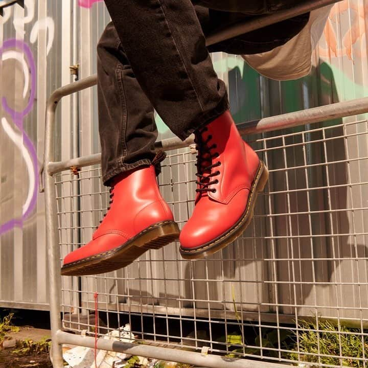 ドクターマーチンさんのインスタグラム写真 - (ドクターマーチンInstagram)「Jump right in. Bold seasonal colours update our classic 1460 boot. Shop it via the link in our bio.」3月20日 19時35分 - drmartensofficial