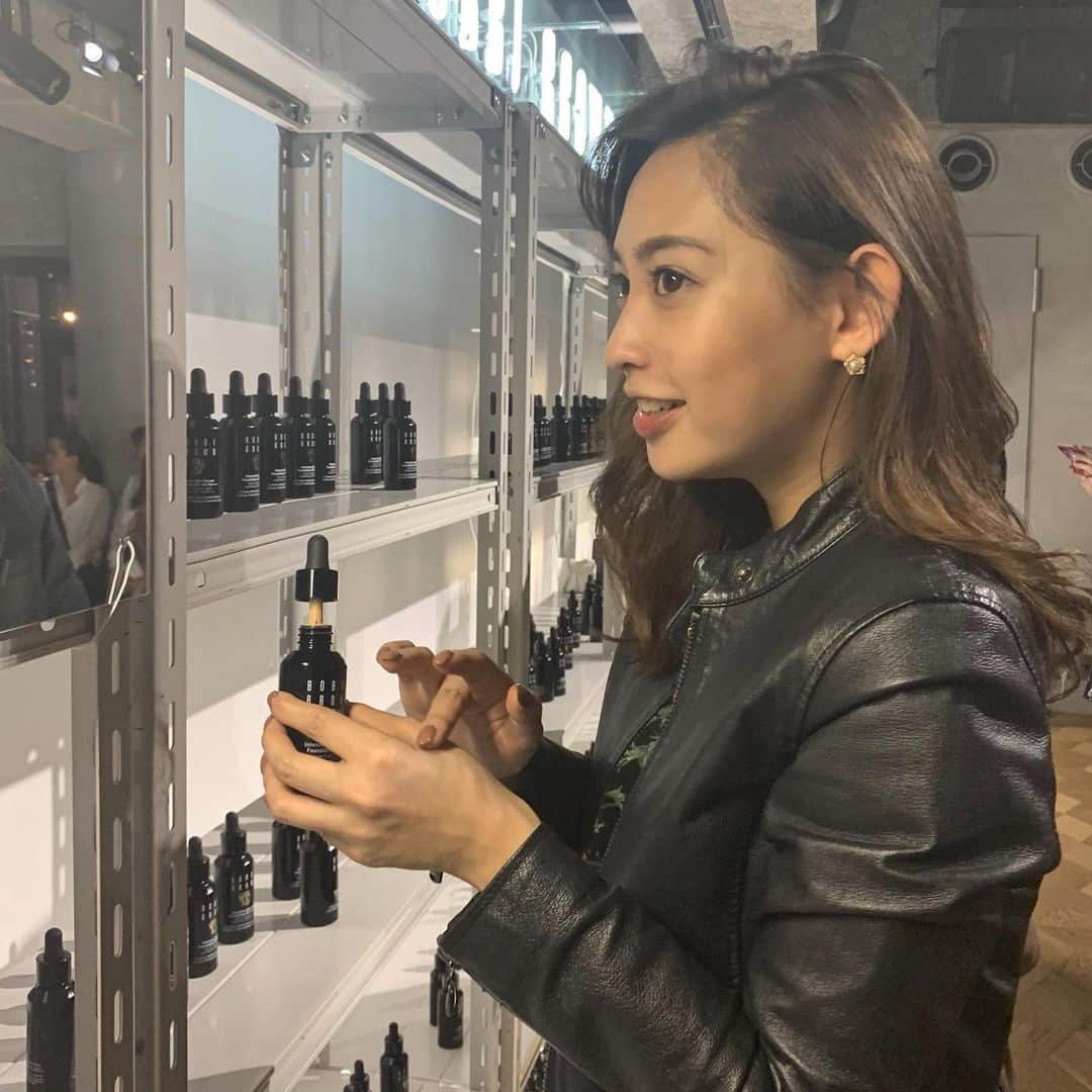 白石明美さんのインスタグラム写真 - (白石明美Instagram)「#aby_akemi  BOBBI BROWN のparty へ 👄 @bobbibrownjapan  発売以来、人気ナンバー1 のロングセラー 「インテンシブ スキン セラム ファンデーション」の 4周年記念ということで、改めその良さを体験しに🙏🏽 . . 仕事終わりに行って、メイク崩れしてたのに ちゃっと軽く、直してもらっただけやのに、 カバー力あってその後も綺麗に保ってました👀✨ . . (写真は、アホヅラしてますが。笑) . . #美容液ファンデ #ボビイブラウン #ベースメイク #PR」3月20日 19時36分 - abyakemi