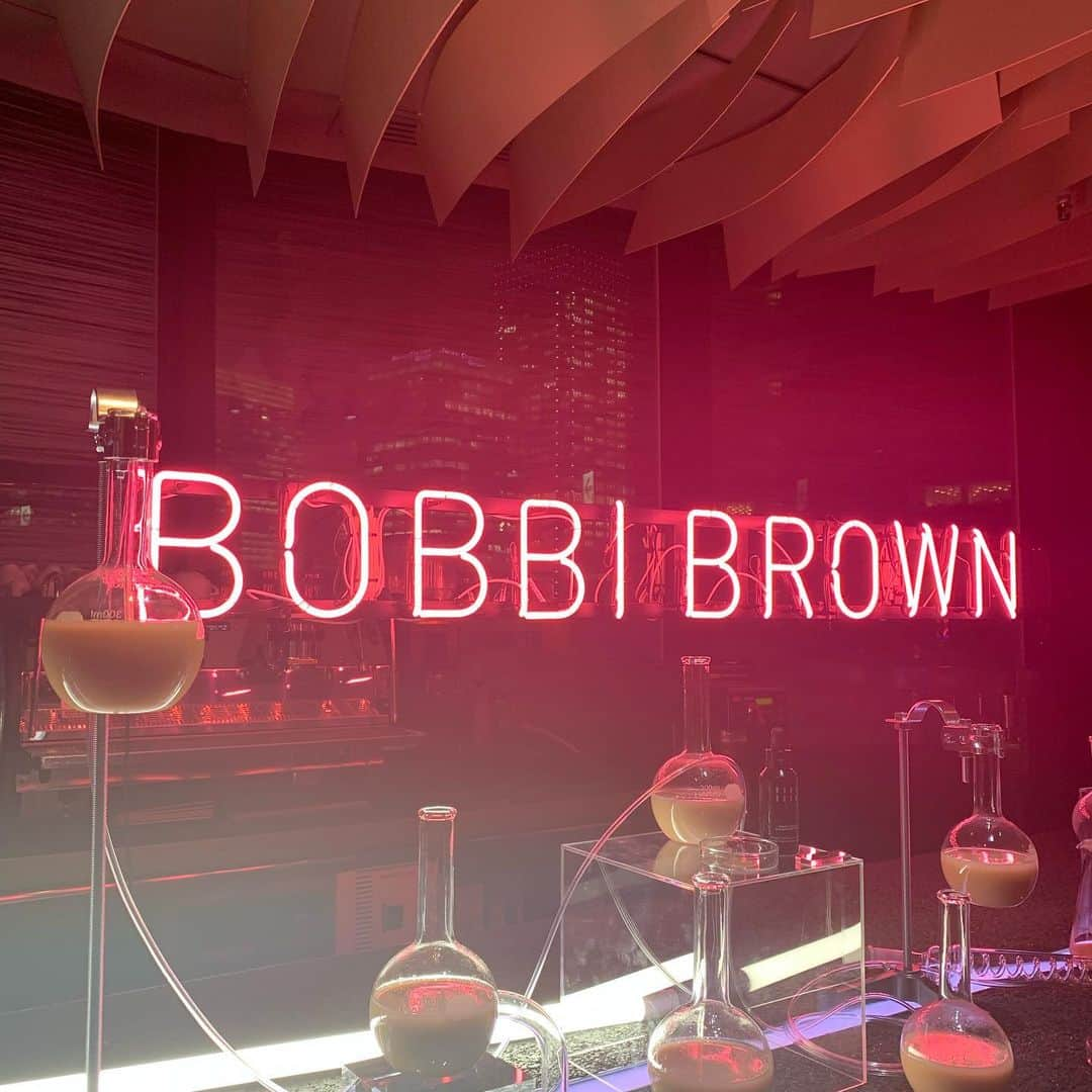 白石明美さんのインスタグラム写真 - (白石明美Instagram)「#aby_akemi  BOBBI BROWN のparty へ 👄 @bobbibrownjapan  発売以来、人気ナンバー1 のロングセラー 「インテンシブ スキン セラム ファンデーション」の 4周年記念ということで、改めその良さを体験しに🙏🏽 . . 仕事終わりに行って、メイク崩れしてたのに ちゃっと軽く、直してもらっただけやのに、 カバー力あってその後も綺麗に保ってました👀✨ . . (写真は、アホヅラしてますが。笑) . . #美容液ファンデ #ボビイブラウン #ベースメイク #PR」3月20日 19時36分 - abyakemi