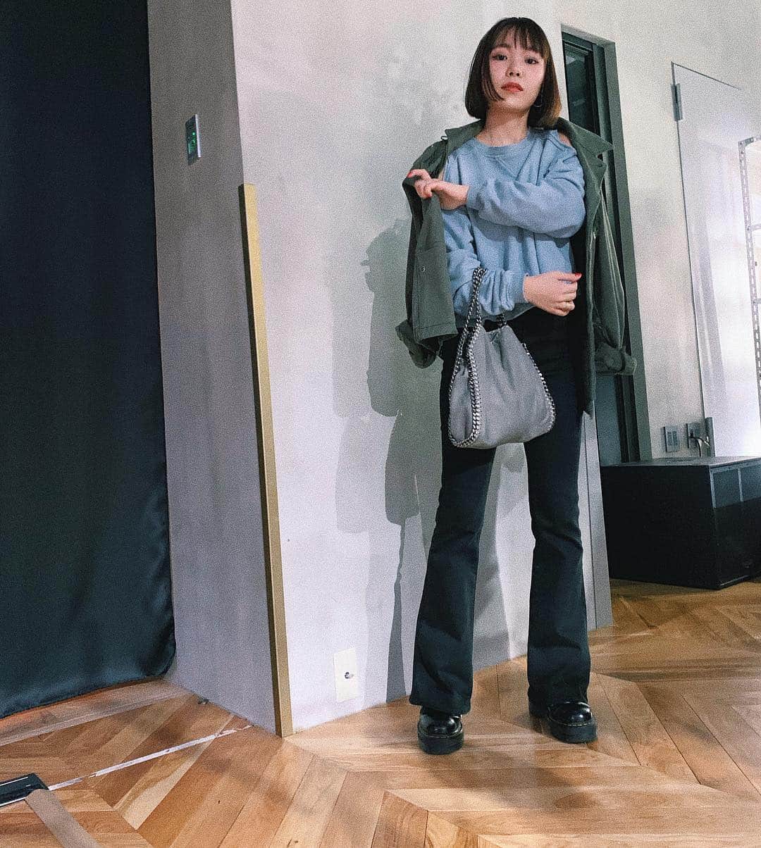 sayocoのインスタグラム：「きのうの私🌵💦🐭🖤 #ootd #vintagemilitary  #stellamccartney  #drmartenstyle  #jouetie #moussy」