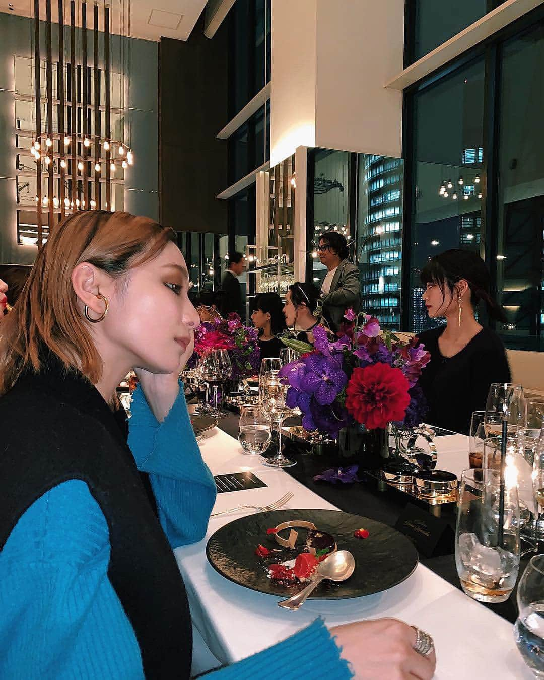 Nana Momosaka / 桃坂 ナナさんのインスタグラム写真 - (Nana Momosaka / 桃坂 ナナInstagram)「ECOLE DE YSL BEAUTY 🍷 昨夜、YSLのディナー会に参加させて頂きました。 ディナーのシーンでもさらに美しい存在感を放つ女性になるための お作法とともに、知ってるようで知らない完璧なテーブルマナーをレクチャーしてもらいました。 @yslbeauty のクッションファンデ凄く好きで艶々肌になるし、 普段使いにも、特別な日にも本当におすすめです💕 私は標準色より1つ明るめの20番を使ってます✨✨ #アンクルドポールクッション #ECOLEDEYSLBEAUTY @wwd_jp」3月20日 19時38分 - __momonana__