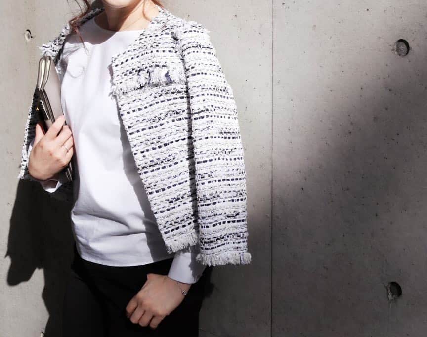 mid pressのインスタグラム：「. . . こちらは、昨日着ていた#M_PREMIER の #ブラウス です♡ 袖にボリュームがありますが、#BLENHEIM ほどではないので、アウターがジャケットの日に活躍しています♬☀︎ この日は、打ち合わせが多かったので 新作のツイードジャケットでした！！ やっぱり、M-premierBLACKのツイードジャケットは◎✨ . 皆さま❤︎ 明日は、何を着られますか？ . . @m_premier_jp  #エムプルミエ #エムプル #ジャケットコーデ #ツイードジャケット  #ホワイトブラウス #デザインブラウス #春コーデ #エレガント #春ファッション #mid_press  #mid_official」