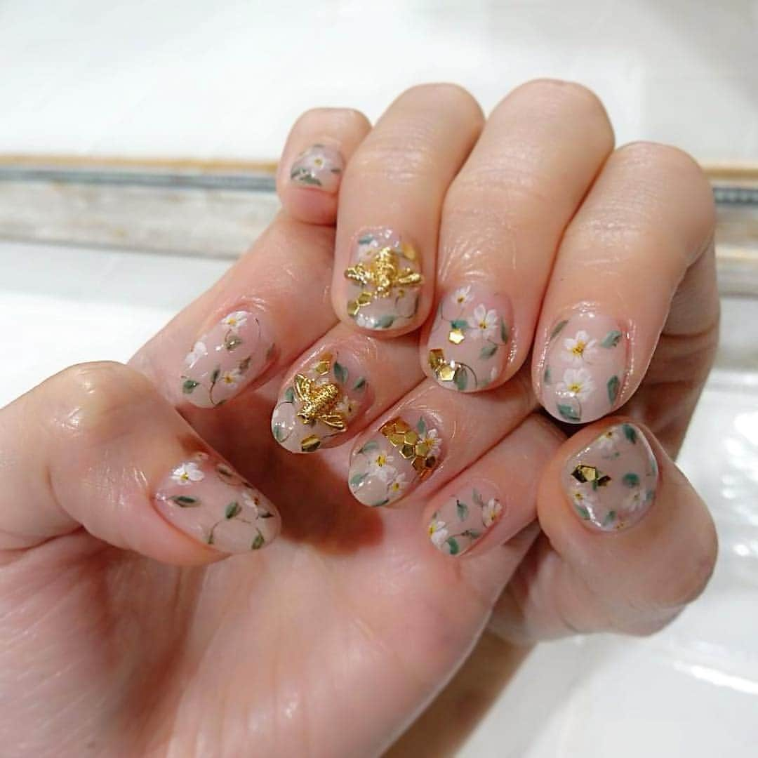 林紗久羅さんのインスタグラム写真 - (林紗久羅Instagram)「久しぶりのネイル💅 春をイメージしてお花🌸と蜂さん🐝と 大切なグリーンも取り入れて貰いました☺️🎀 @ees8w3ww さん ありがとうございました！！✨ #newnail #springnails #春ネイル #はちネイル #ミツバチ #💅 #🐝 #🌸」3月20日 19時41分 - sa1210ku