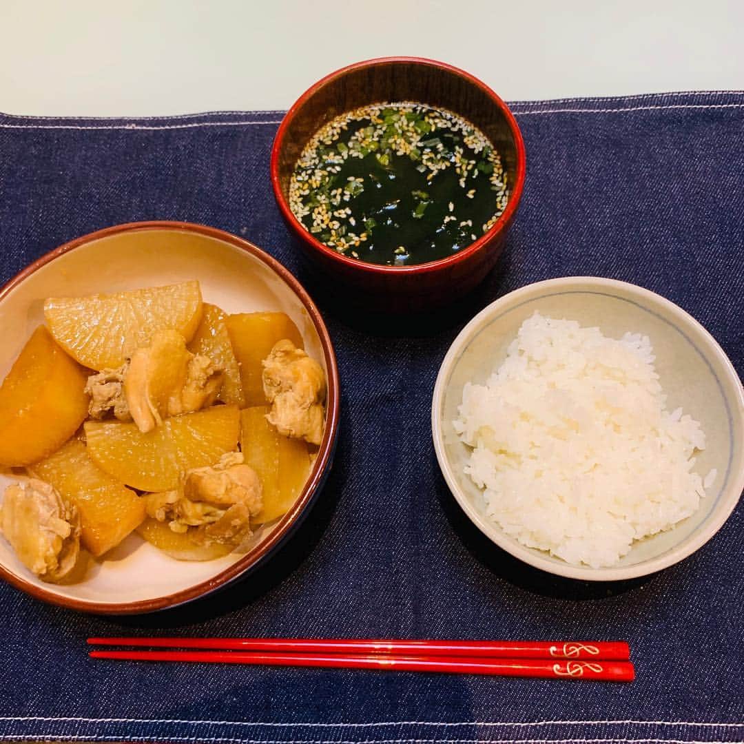 知念紗耶のインスタグラム：「煮物美味しく出来た。スープはインスタント。笑 料理勉強中✏️ #晩ごはん #煮物 #料理苦手」