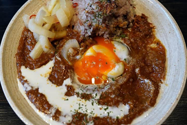 福岡グルメ 福岡ランチ「デビログ」さんのインスタグラム写真 - (福岡グルメ 福岡ランチ「デビログ」Instagram)「春吉にある『おばんざいsnackりりあん』の「#名物りりあんカレー (1,500円・税別)」は大阪の『インデアンカレー』のような甘辛いカレーで、最初は甘みが感じられて後から辛くなるタイプのもの😋👌 そう、クセになる感じのやつです。 辛くなってきたら真ん中の半熟卵を割るとマイルドに！ 考案したのはオーナーママの吉田さん @yukki0831 で、彼女はこのスナック以外にメニュー開発や食品の商品開発の会社も経営しているらしい。 やり手やね👍 普段はチーママの「みなみ」さん(pic3)がお相手してくれます。 システムは90分飲み放題で4,500円・税別、ボトルキープしたら会員になるらしく、その場合3時間4,500円・税別と激安やね。 在席は8人くらいで3～4人が出勤するとのこと。 飲んだ後にそのままカレーで〆られますよ。 . #おばんざいsnackりりあん #福岡市中央区春吉 2-4-11 リヴィエールシャン3F 092-406-7114 19:00～3:00 (1:00 LO) 金、土、祝日前 19:00～5:00 (3:00 LO) 定休日：日曜日（月曜日祝日の場合は営業） . ♦️福岡グルメ 福岡ランチを検索できるブログ は「デビログ」で検索👉 ♦️マニアックな情報や本当に美味しいお店情報なら「もっとデビログ」で検索👉 . #福岡スナック #福岡snack #福岡カレー #福岡カレー部 #福岡 #博多 #fukuokapics #fukuoka #fukuokacity #hakata #fukuokarestaurant #fukuokagourmet #IGersJP #ig_japan #福岡レストラン #福岡飲食店 #福岡グルメ #福岡ランチ #福岡ごはん #福岡ご飯 #食べログ福岡 #福岡飯 #福岡食べ歩き」3月20日 19時55分 - devi_takahashi