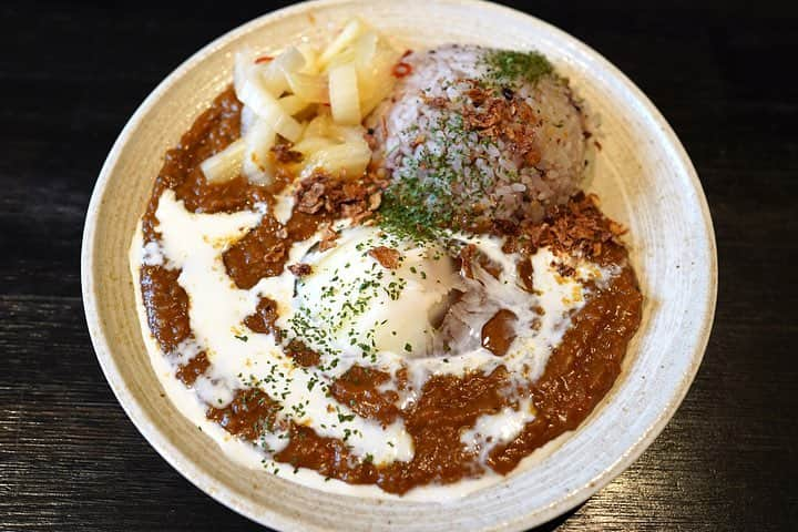 福岡グルメ 福岡ランチ「デビログ」さんのインスタグラム写真 - (福岡グルメ 福岡ランチ「デビログ」Instagram)「春吉にある『おばんざいsnackりりあん』の「#名物りりあんカレー (1,500円・税別)」は大阪の『インデアンカレー』のような甘辛いカレーで、最初は甘みが感じられて後から辛くなるタイプのもの😋👌 そう、クセになる感じのやつです。 辛くなってきたら真ん中の半熟卵を割るとマイルドに！ 考案したのはオーナーママの吉田さん @yukki0831 で、彼女はこのスナック以外にメニュー開発や食品の商品開発の会社も経営しているらしい。 やり手やね👍 普段はチーママの「みなみ」さん(pic3)がお相手してくれます。 システムは90分飲み放題で4,500円・税別、ボトルキープしたら会員になるらしく、その場合3時間4,500円・税別と激安やね。 在席は8人くらいで3～4人が出勤するとのこと。 飲んだ後にそのままカレーで〆られますよ。 . #おばんざいsnackりりあん #福岡市中央区春吉 2-4-11 リヴィエールシャン3F 092-406-7114 19:00～3:00 (1:00 LO) 金、土、祝日前 19:00～5:00 (3:00 LO) 定休日：日曜日（月曜日祝日の場合は営業） . ♦️福岡グルメ 福岡ランチを検索できるブログ は「デビログ」で検索👉 ♦️マニアックな情報や本当に美味しいお店情報なら「もっとデビログ」で検索👉 . #福岡スナック #福岡snack #福岡カレー #福岡カレー部 #福岡 #博多 #fukuokapics #fukuoka #fukuokacity #hakata #fukuokarestaurant #fukuokagourmet #IGersJP #ig_japan #福岡レストラン #福岡飲食店 #福岡グルメ #福岡ランチ #福岡ごはん #福岡ご飯 #食べログ福岡 #福岡飯 #福岡食べ歩き」3月20日 19時55分 - devi_takahashi